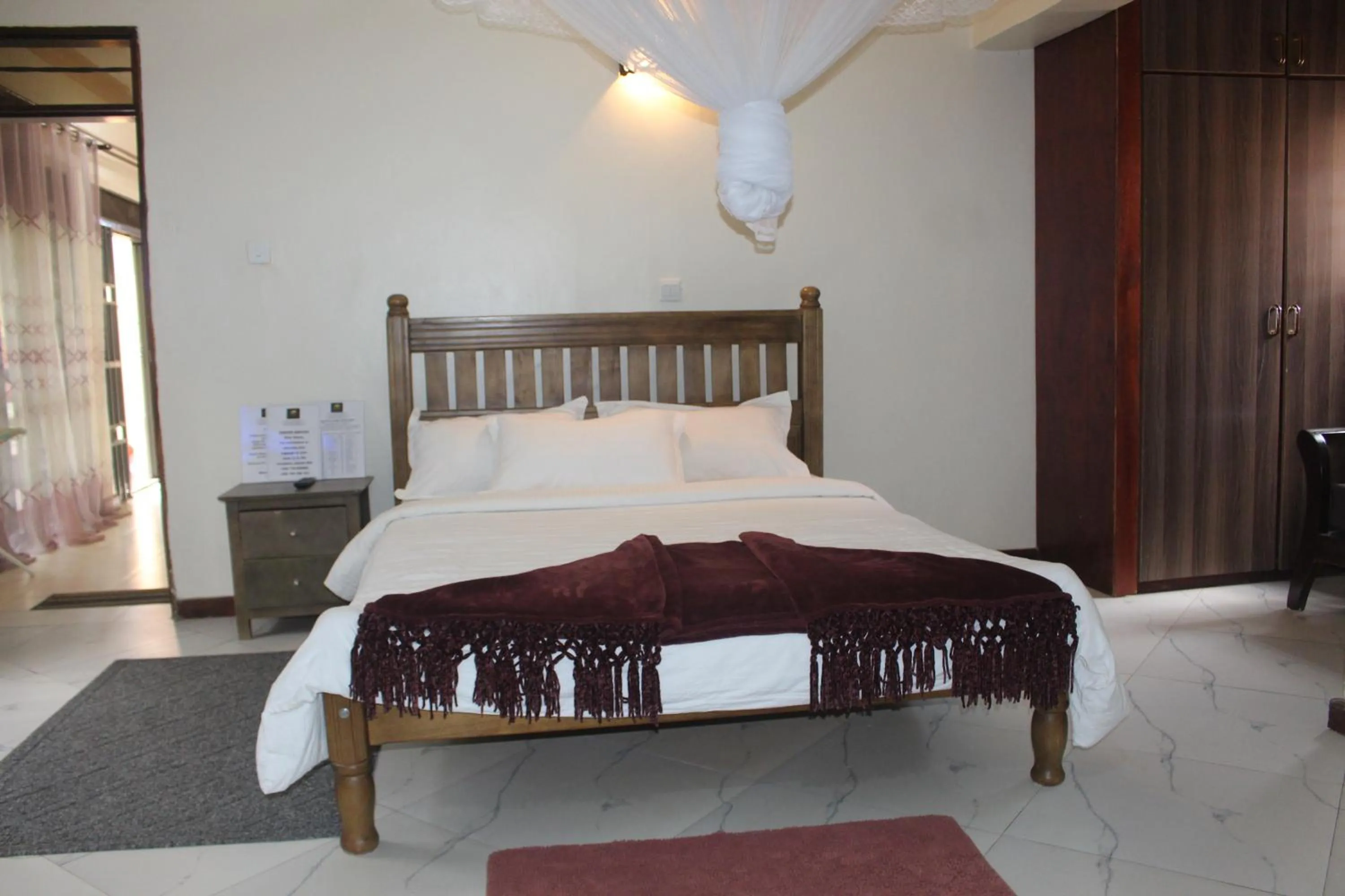 Photo of the whole room, Bed in Montane Safaris Hotel