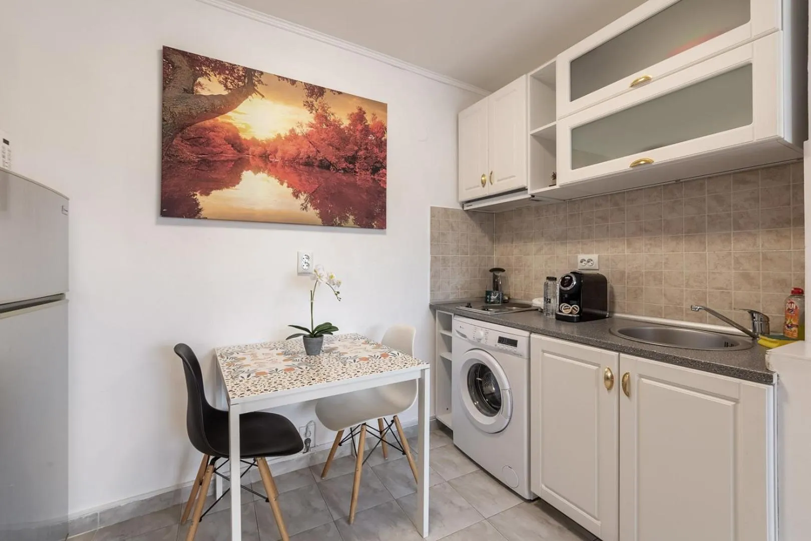 Kitchen or kitchenette in Downtown Victoria Studios By CityBookings