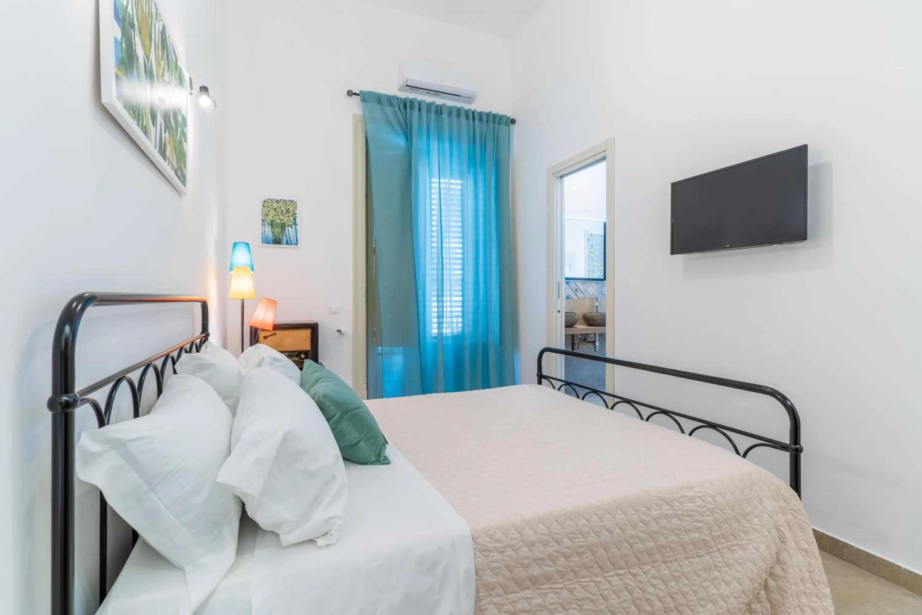 Bed in Mama Tita Rooms and Breakfast