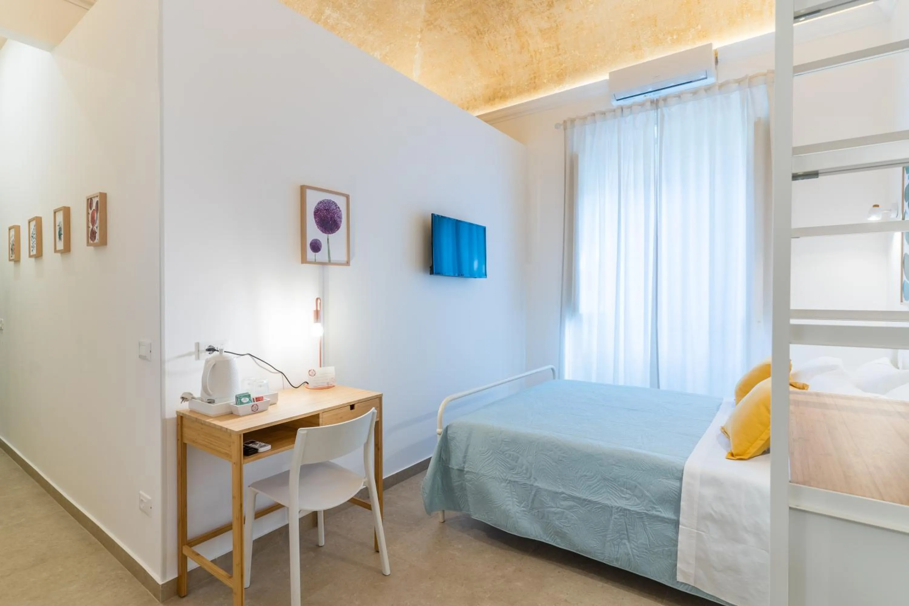 Bed in Mama Tita Rooms and Breakfast