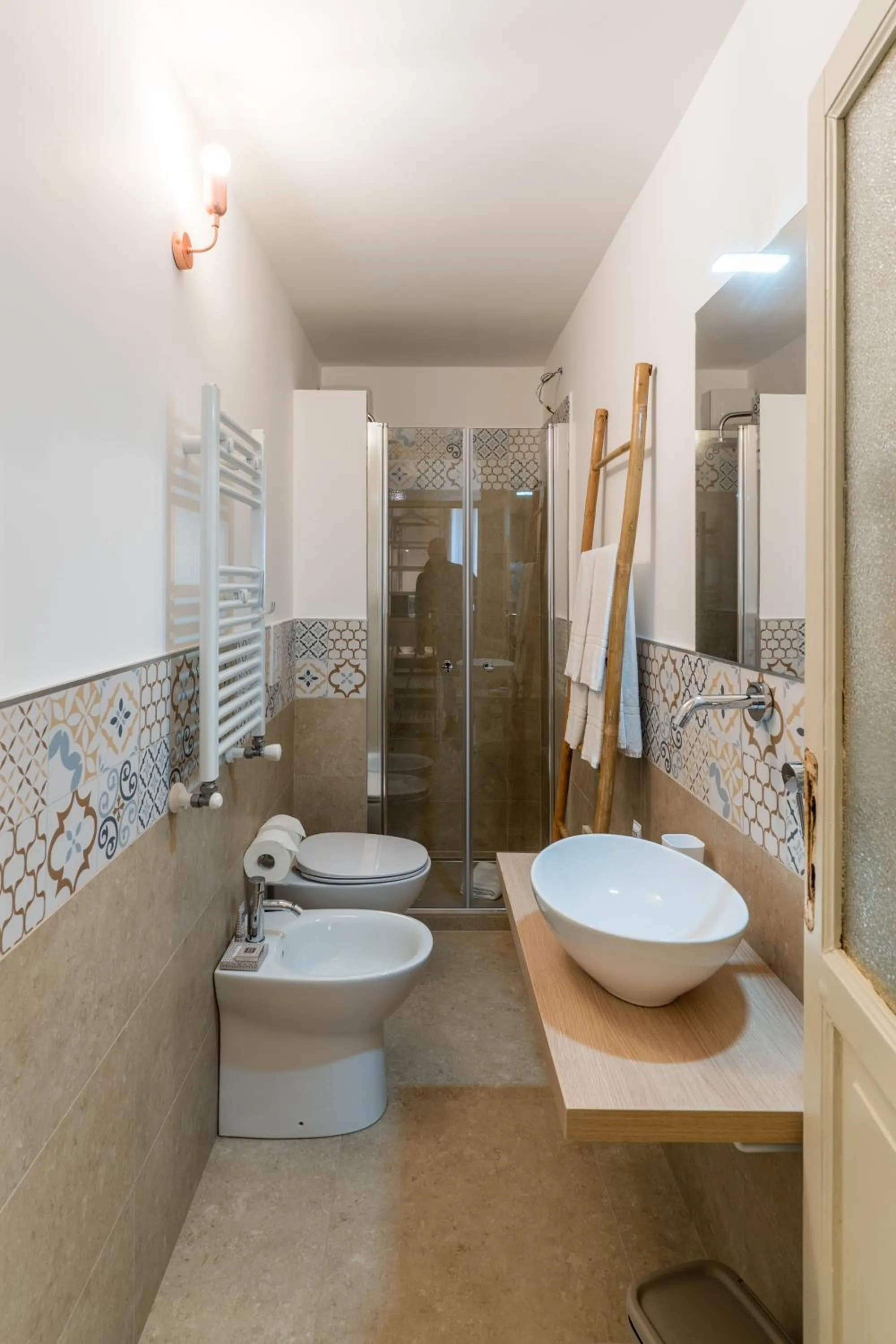 Shower in Mama Tita Rooms and Breakfast