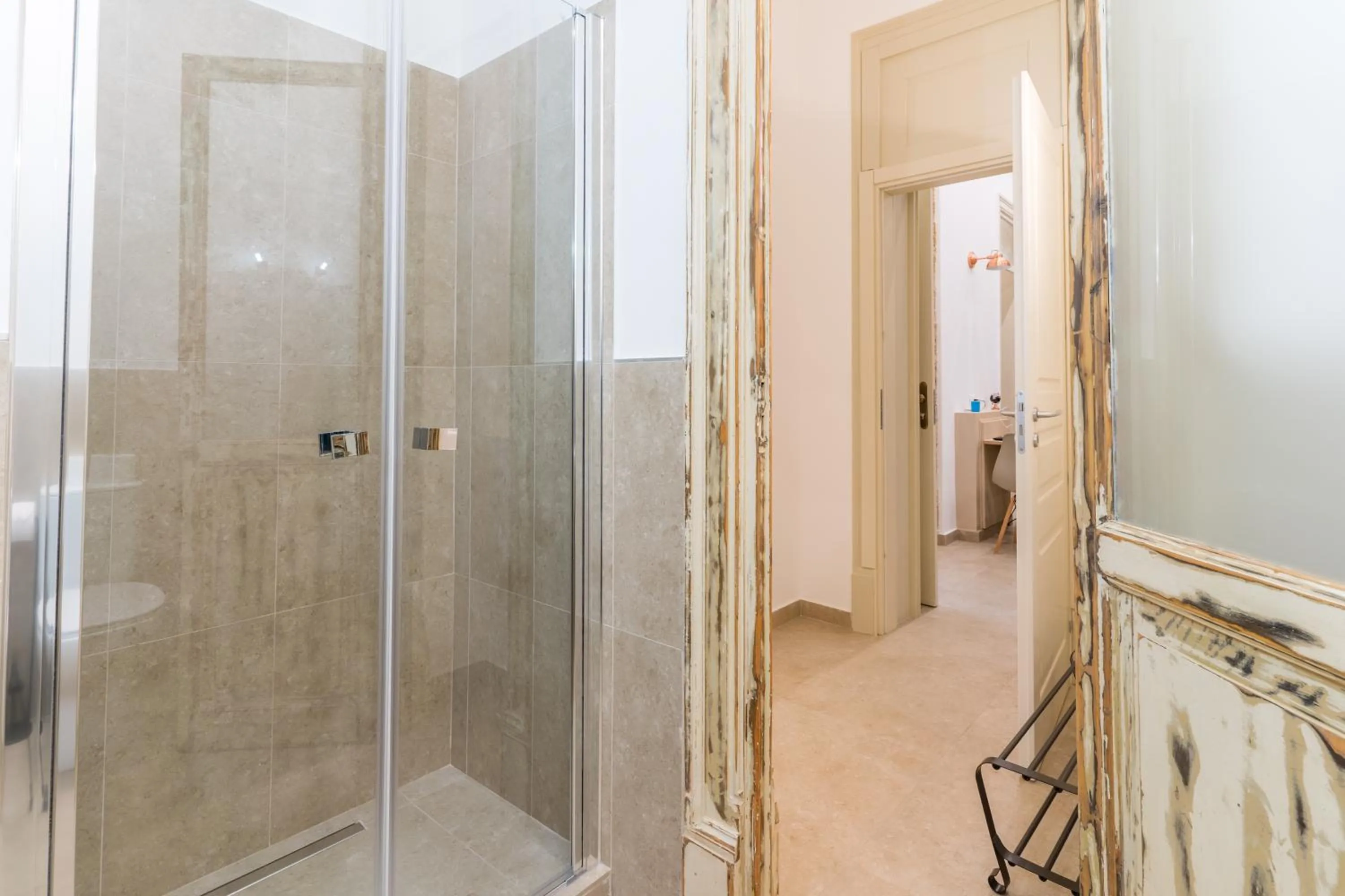 Shower in Mama Tita Rooms and Breakfast