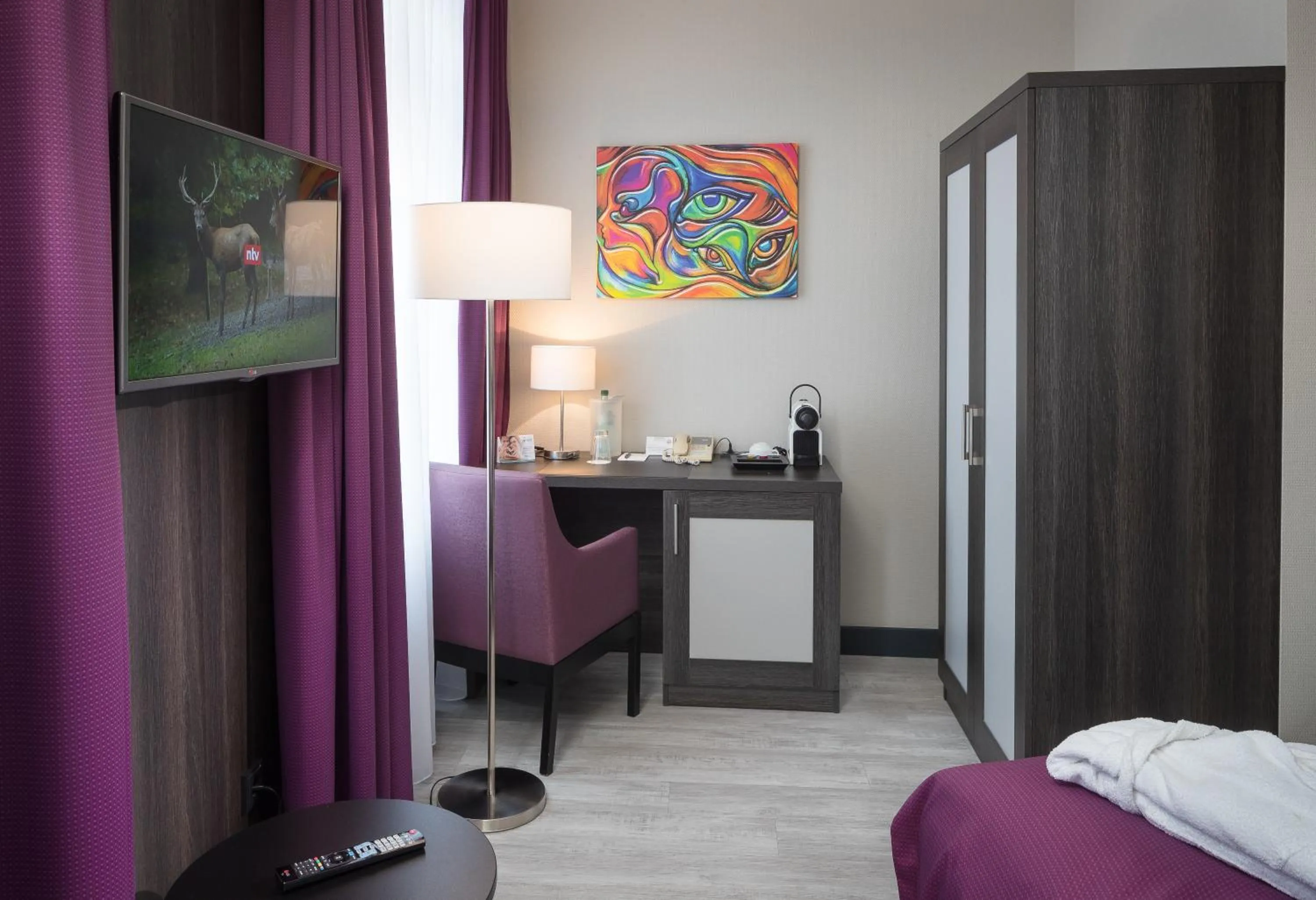 Photo of the whole room, Bed in Hotel Chemnitzer Hof