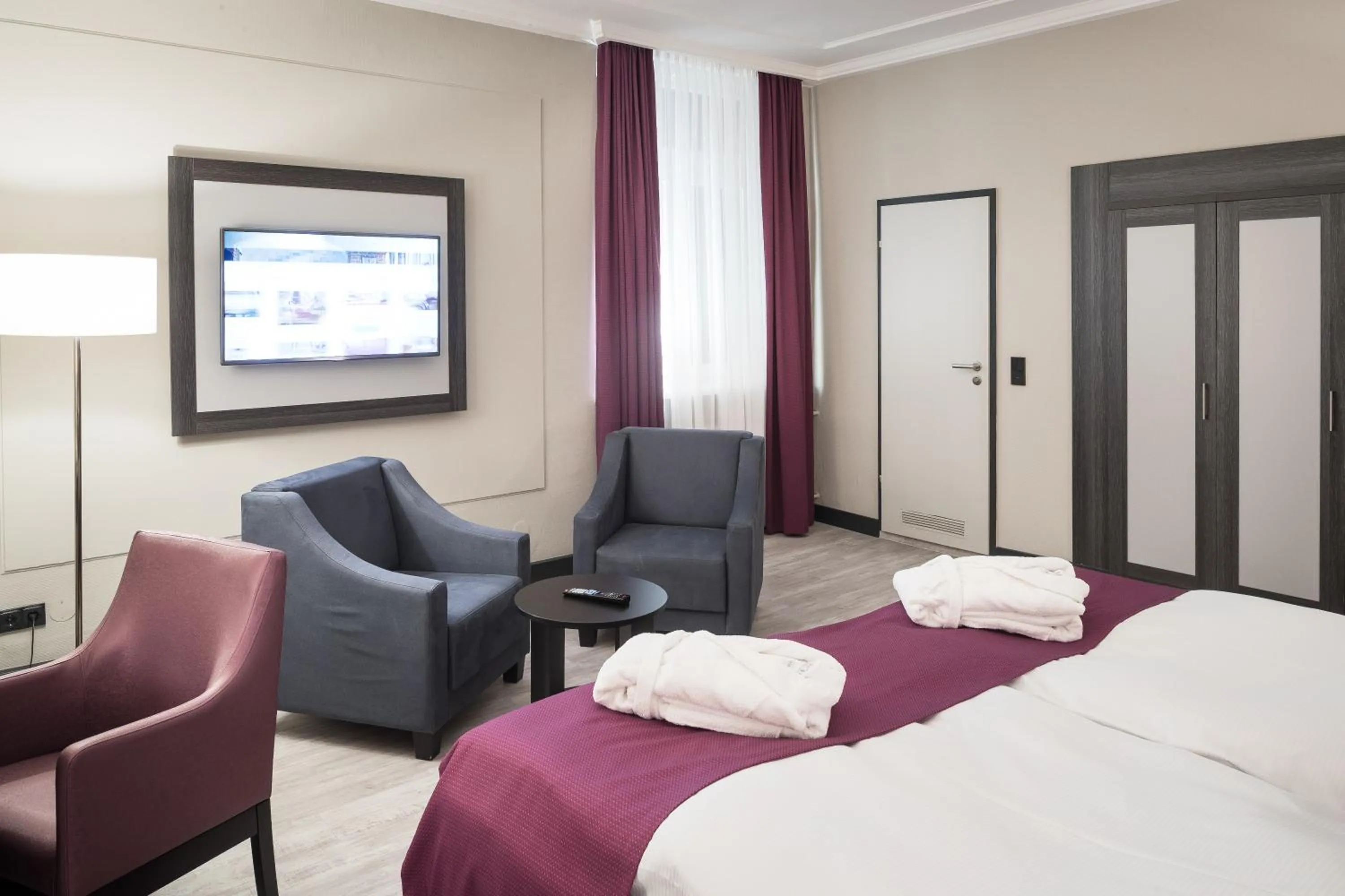 Photo of the whole room, Bed in Hotel Chemnitzer Hof