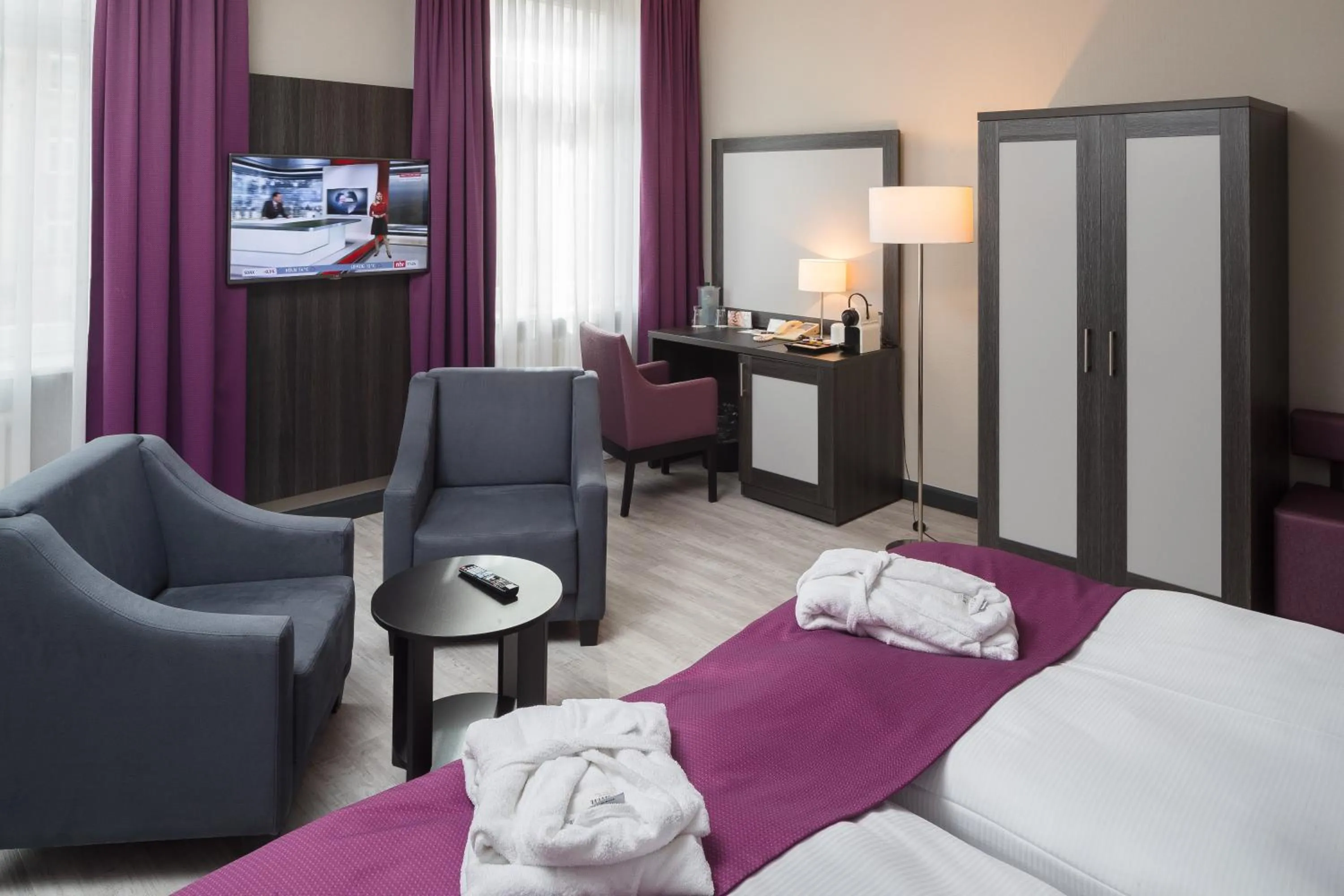 Photo of the whole room, Bed in Hotel Chemnitzer Hof