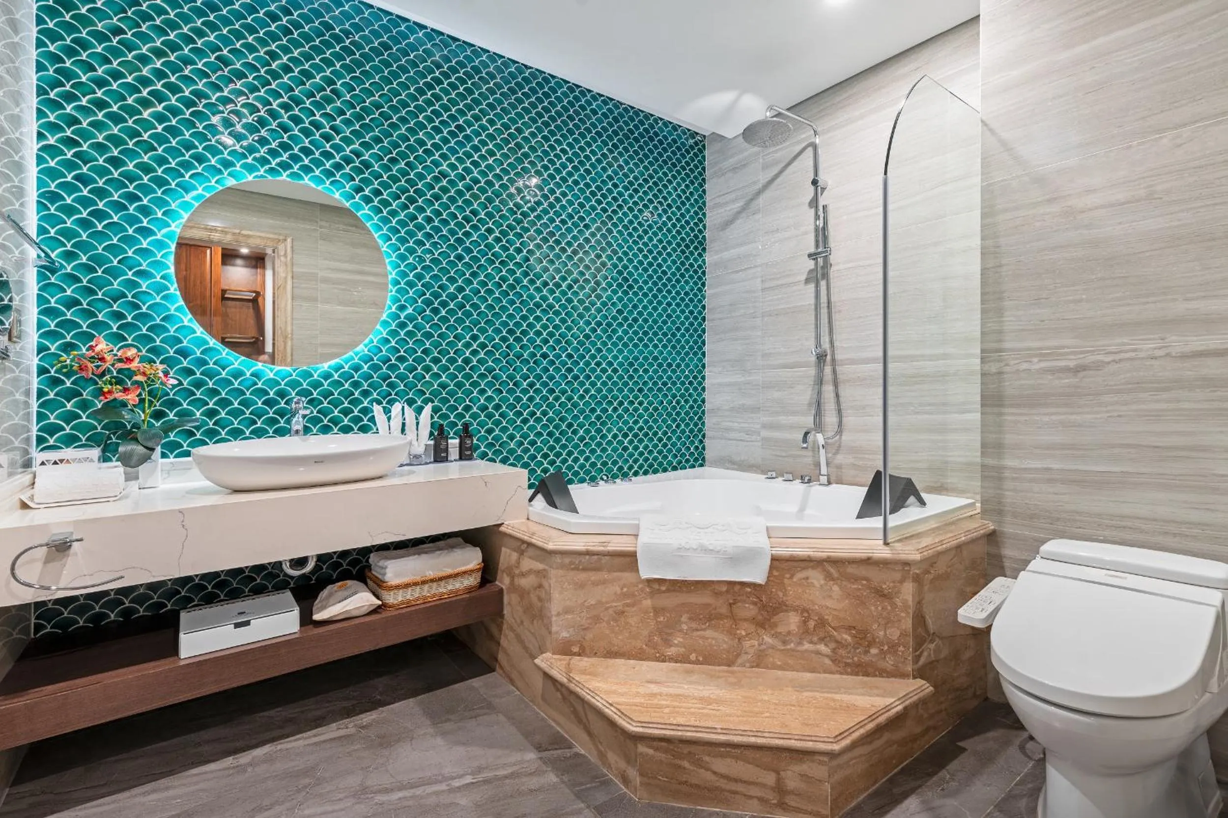 Shower in Grand Fleuve Boutique