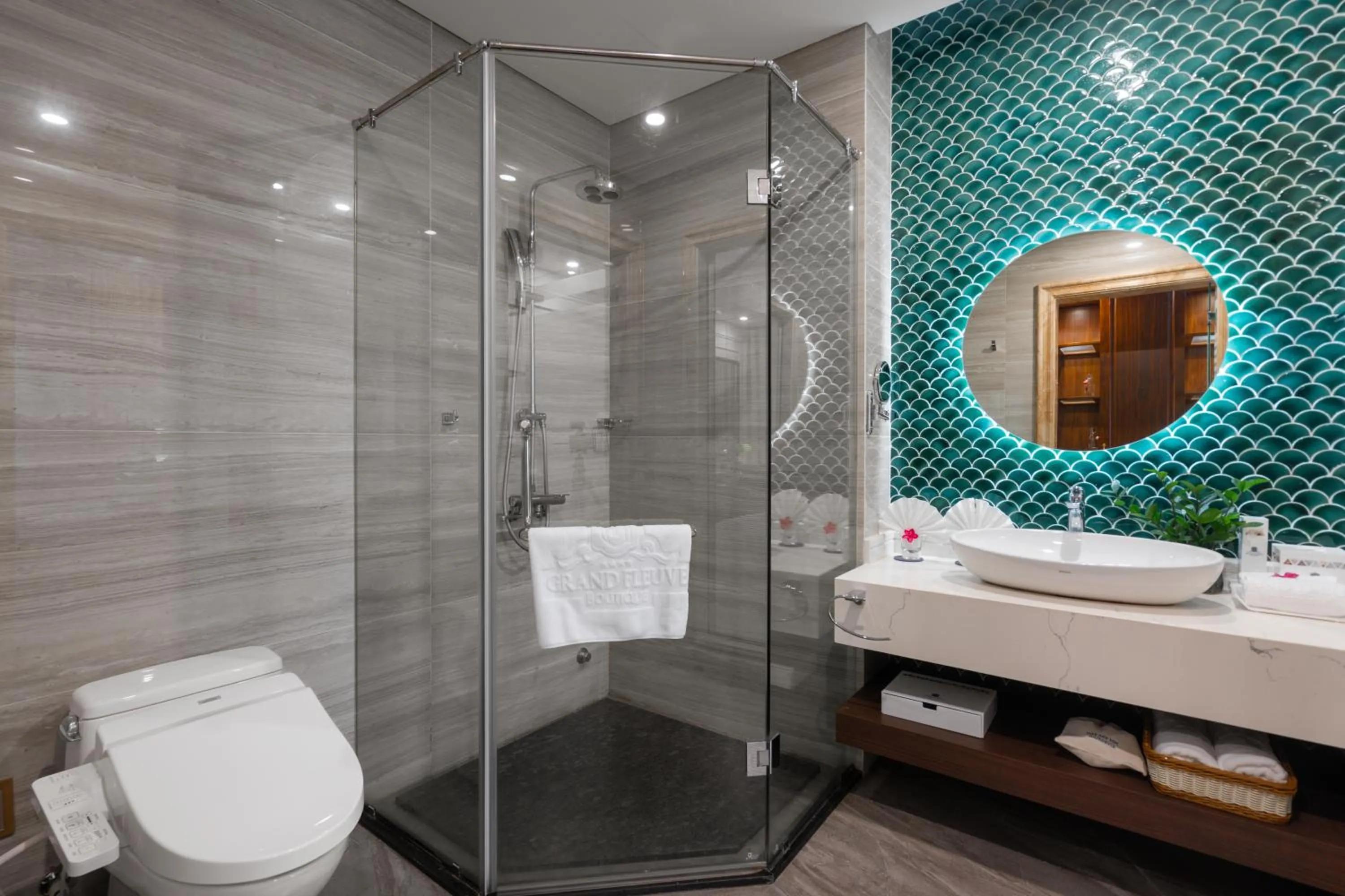 Shower in Grand Fleuve Boutique