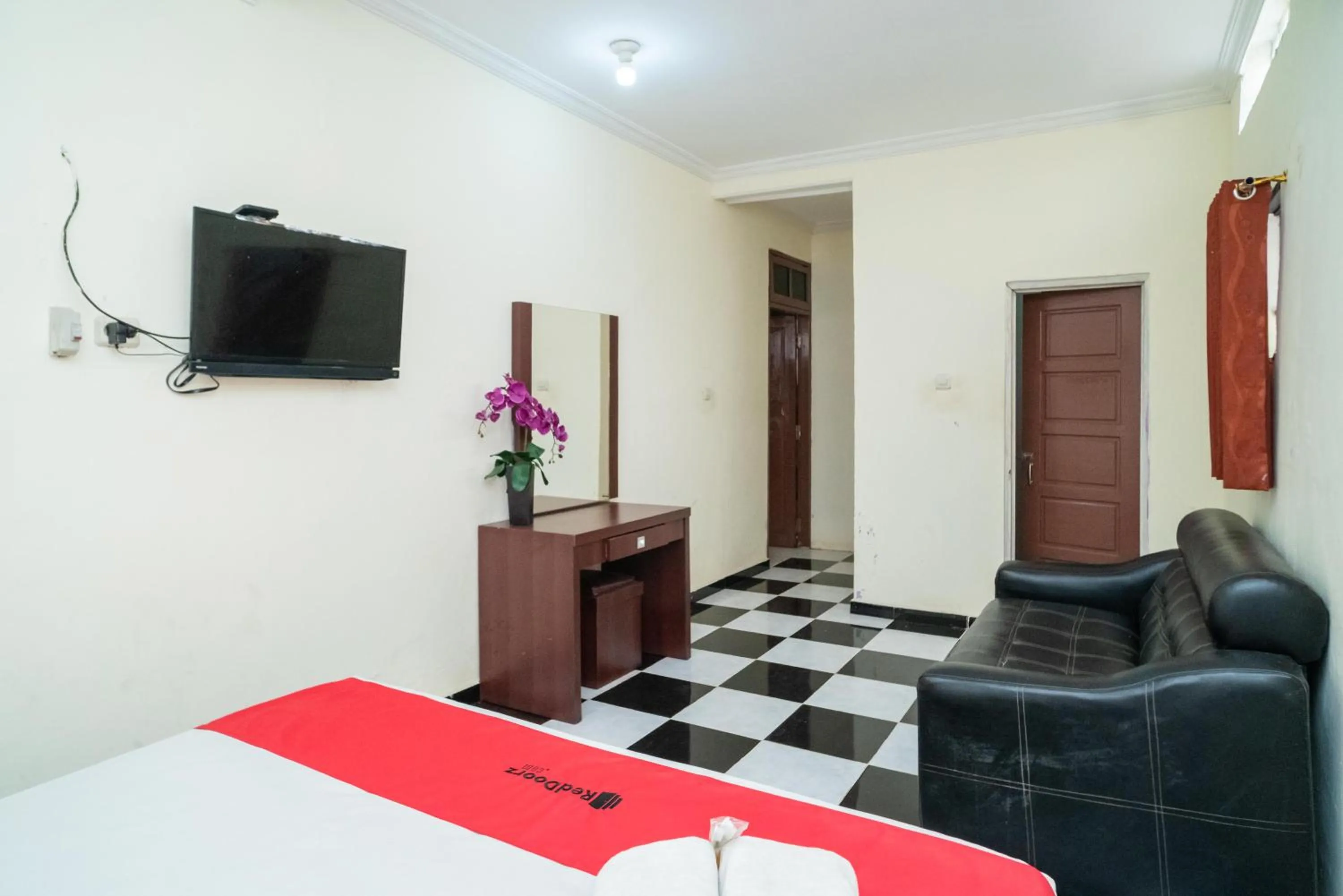 Bedroom, Bed in RedDoorz near Uniska Banjarmasin