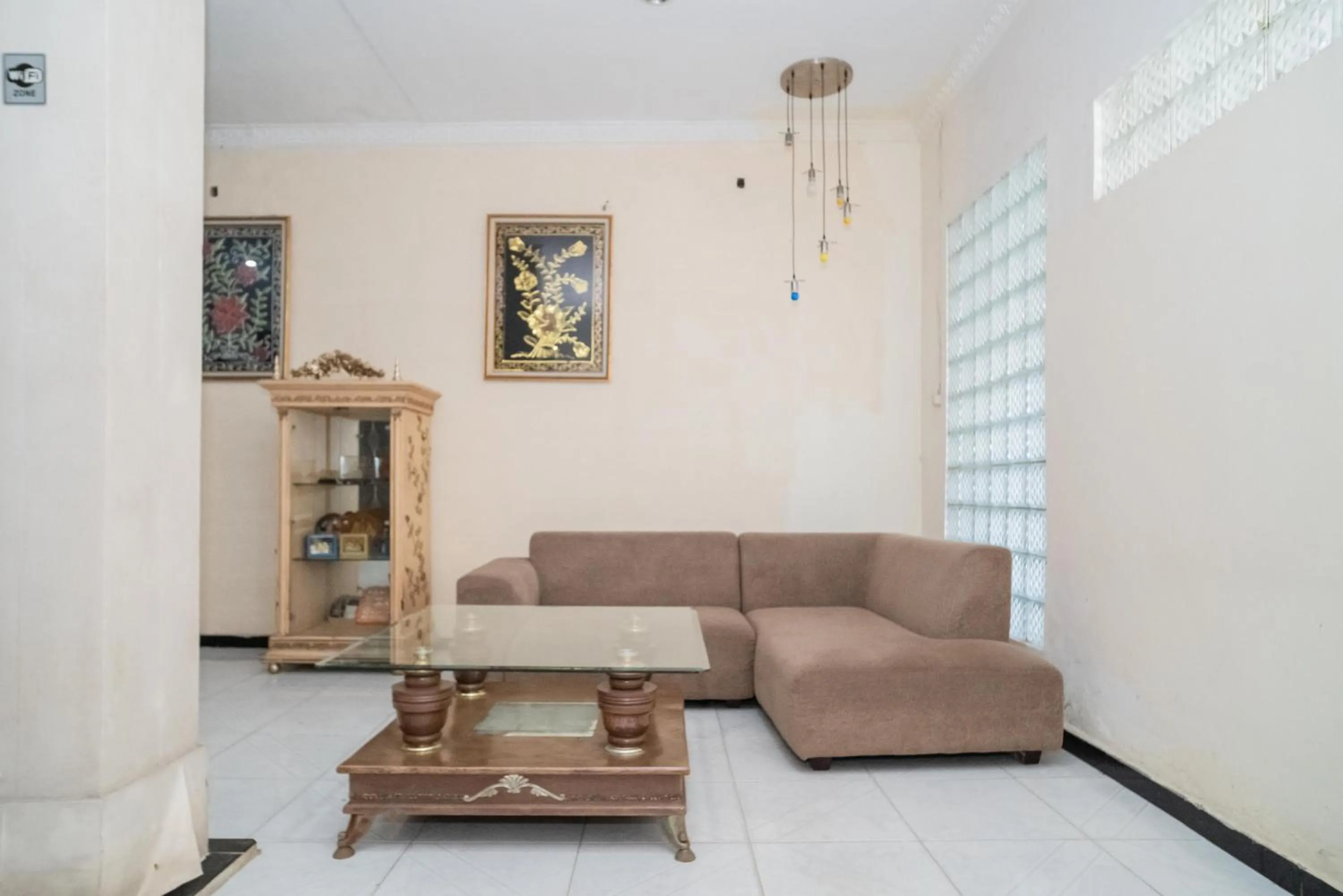 Seating area in RedDoorz near Uniska Banjarmasin