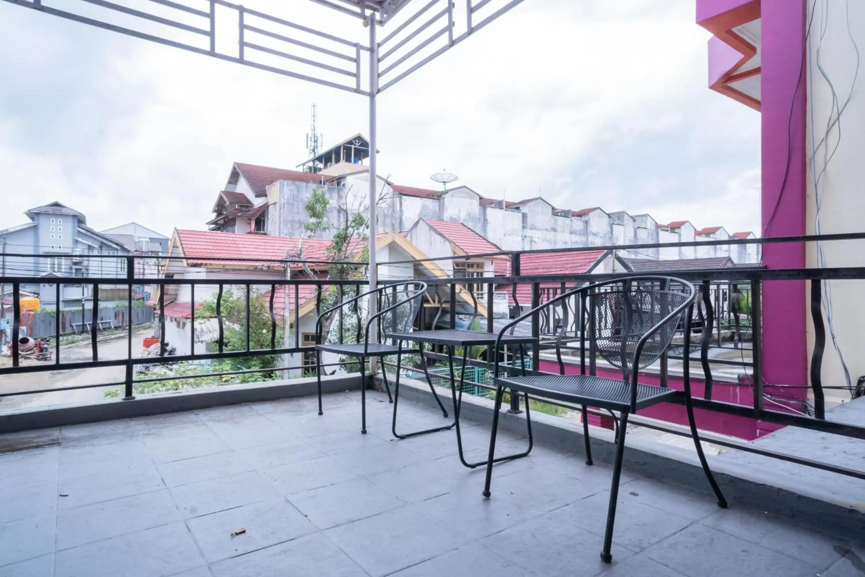 Seating area in RedDoorz near Uniska Banjarmasin Seating area in RedDoorz near Uniska Banjarmasin