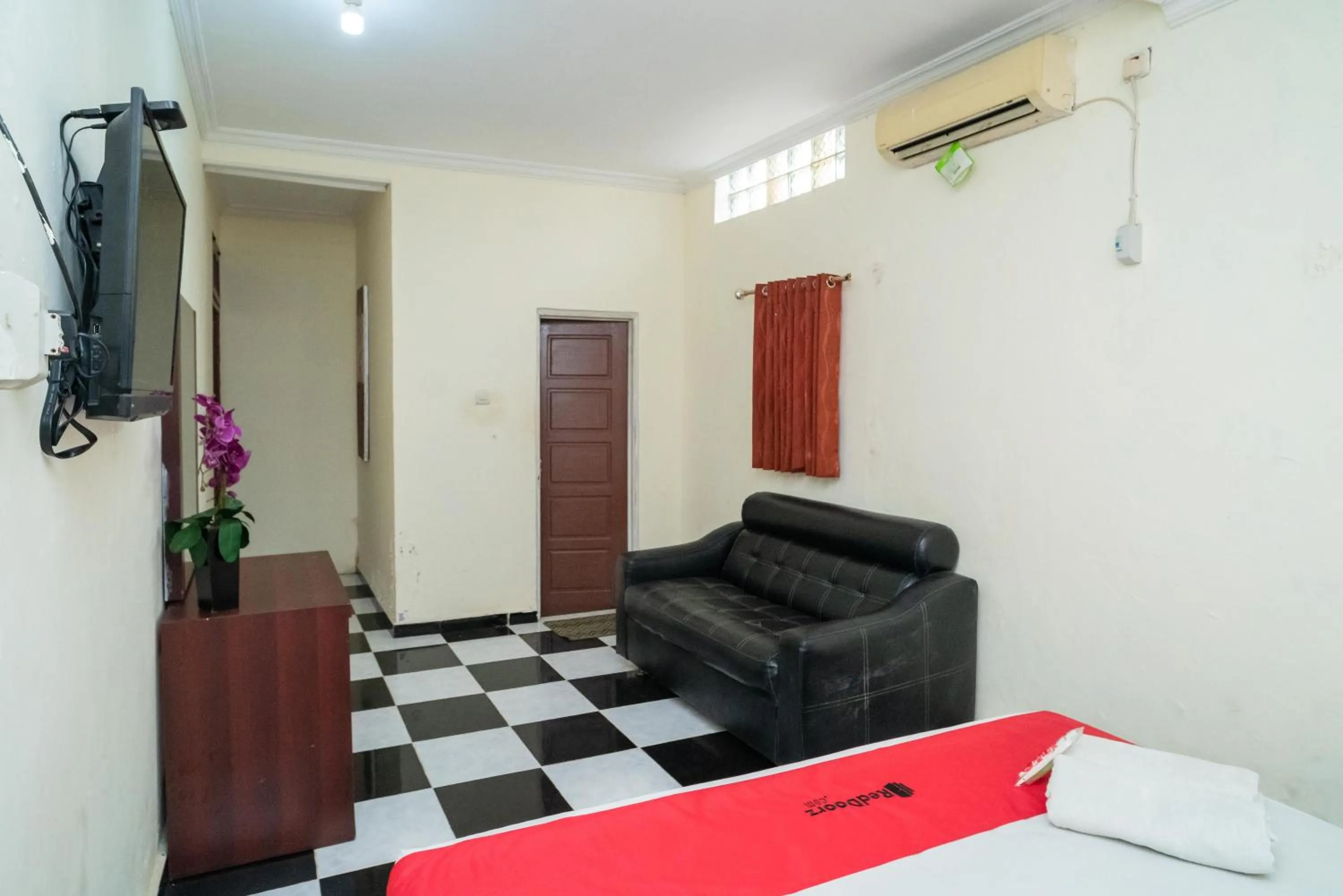 Bedroom, Bed in RedDoorz near Uniska Banjarmasin