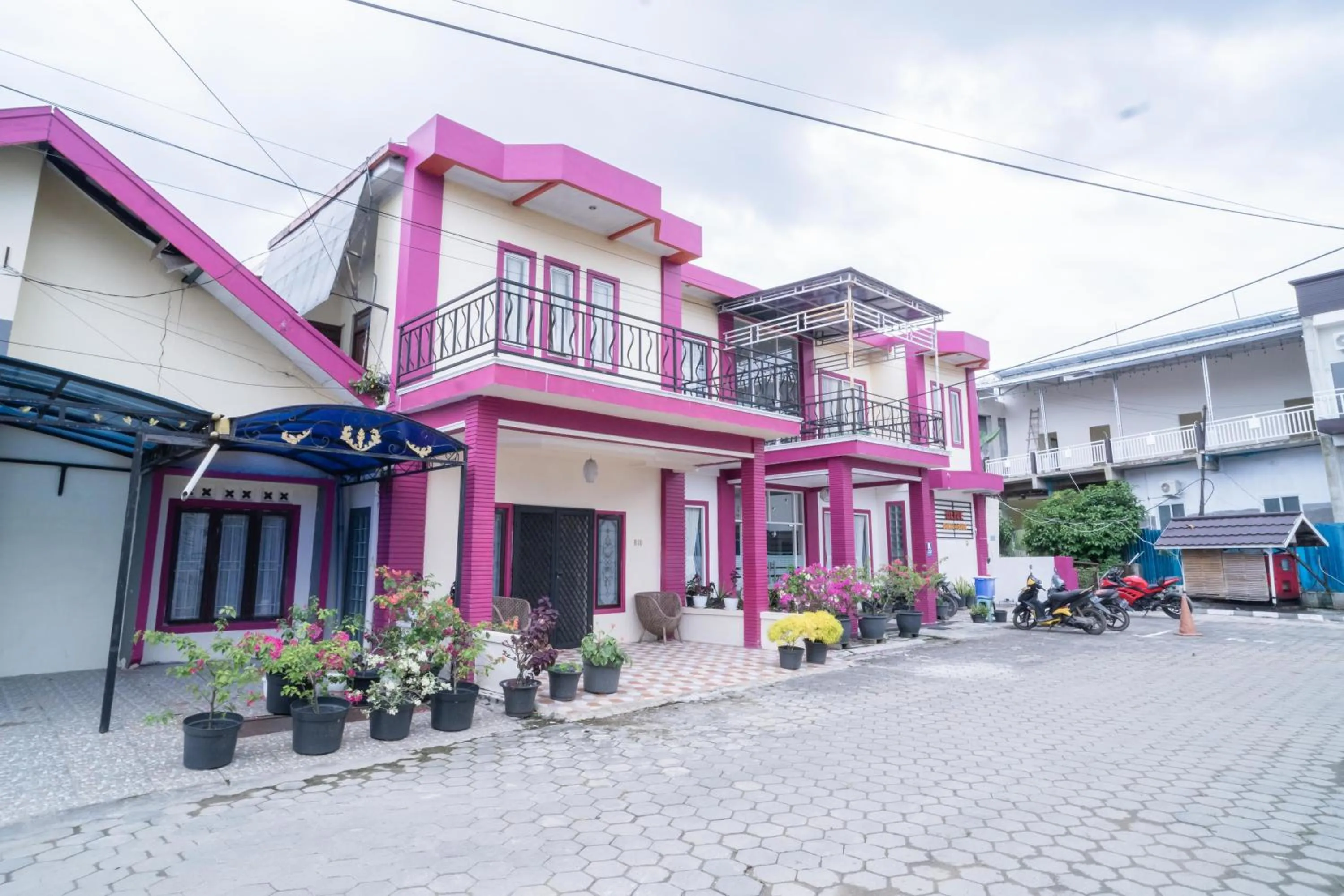 Facade/entrance in RedDoorz near Uniska Banjarmasin
