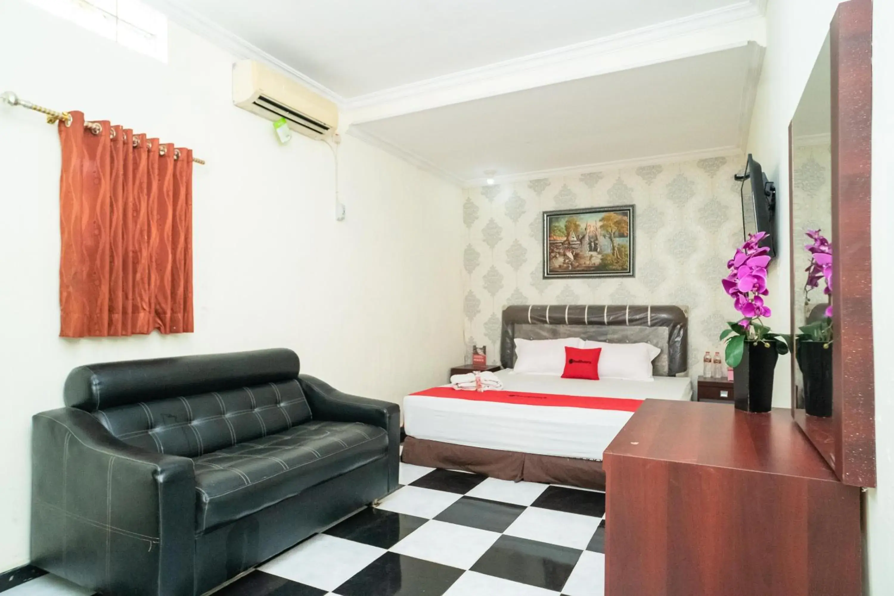 Deluxe Double Room in RedDoorz near Uniska Banjarmasin Deluxe Double Room in RedDoorz near Uniska Banjarmasin