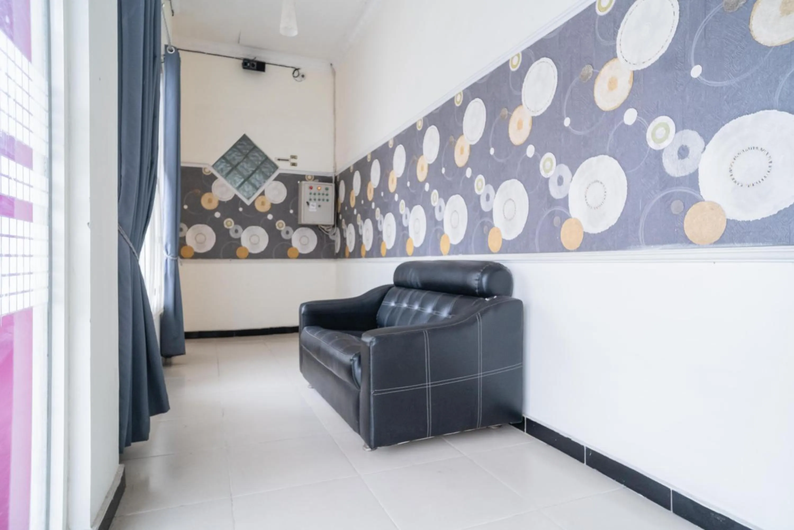 Seating area in RedDoorz near Uniska Banjarmasin