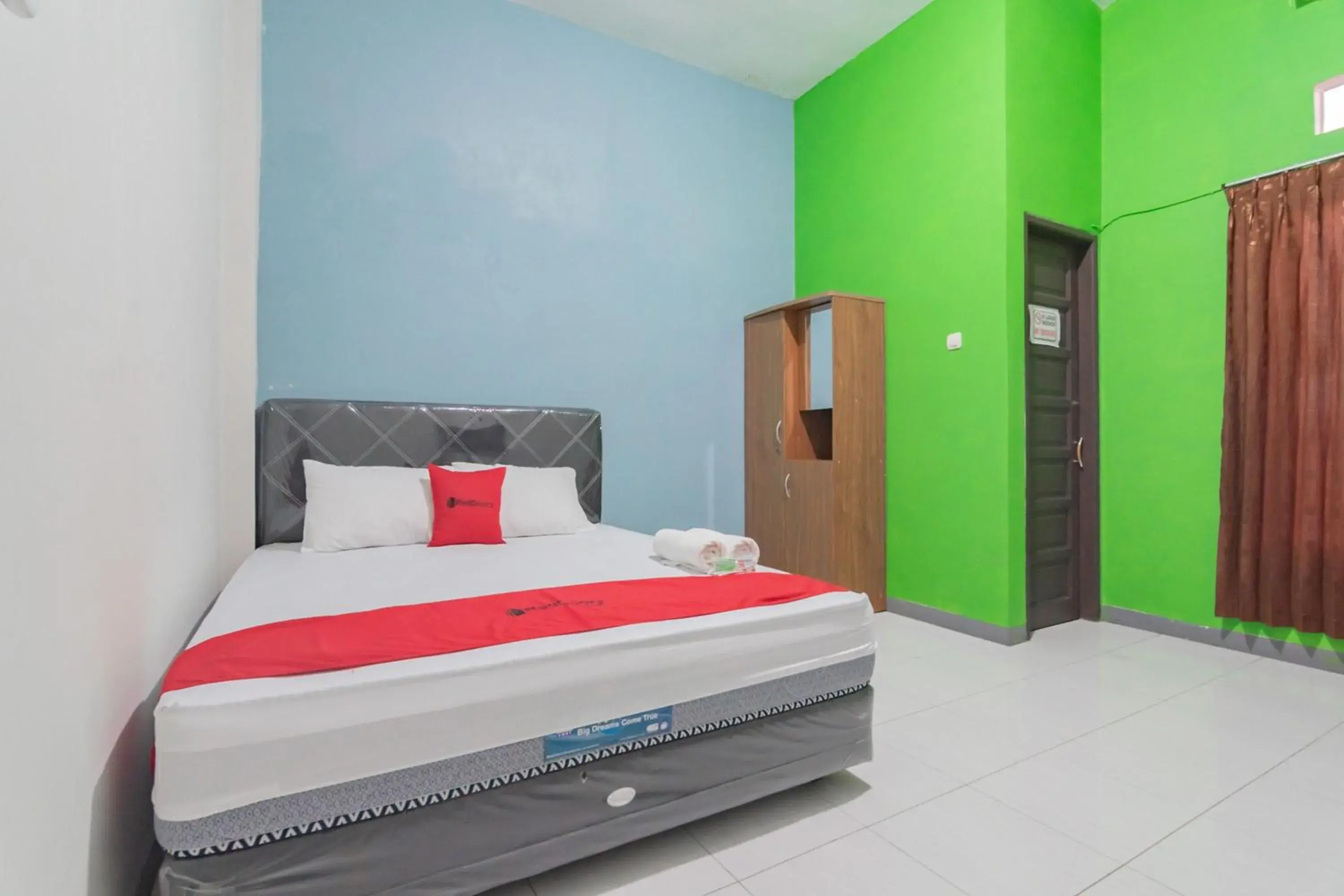 Bedroom, Bed in RedDoorz Syariah near Jalan Jakarta Samarinda Bedroom, Bed in RedDoorz Syariah near Jalan Jakarta Samarinda