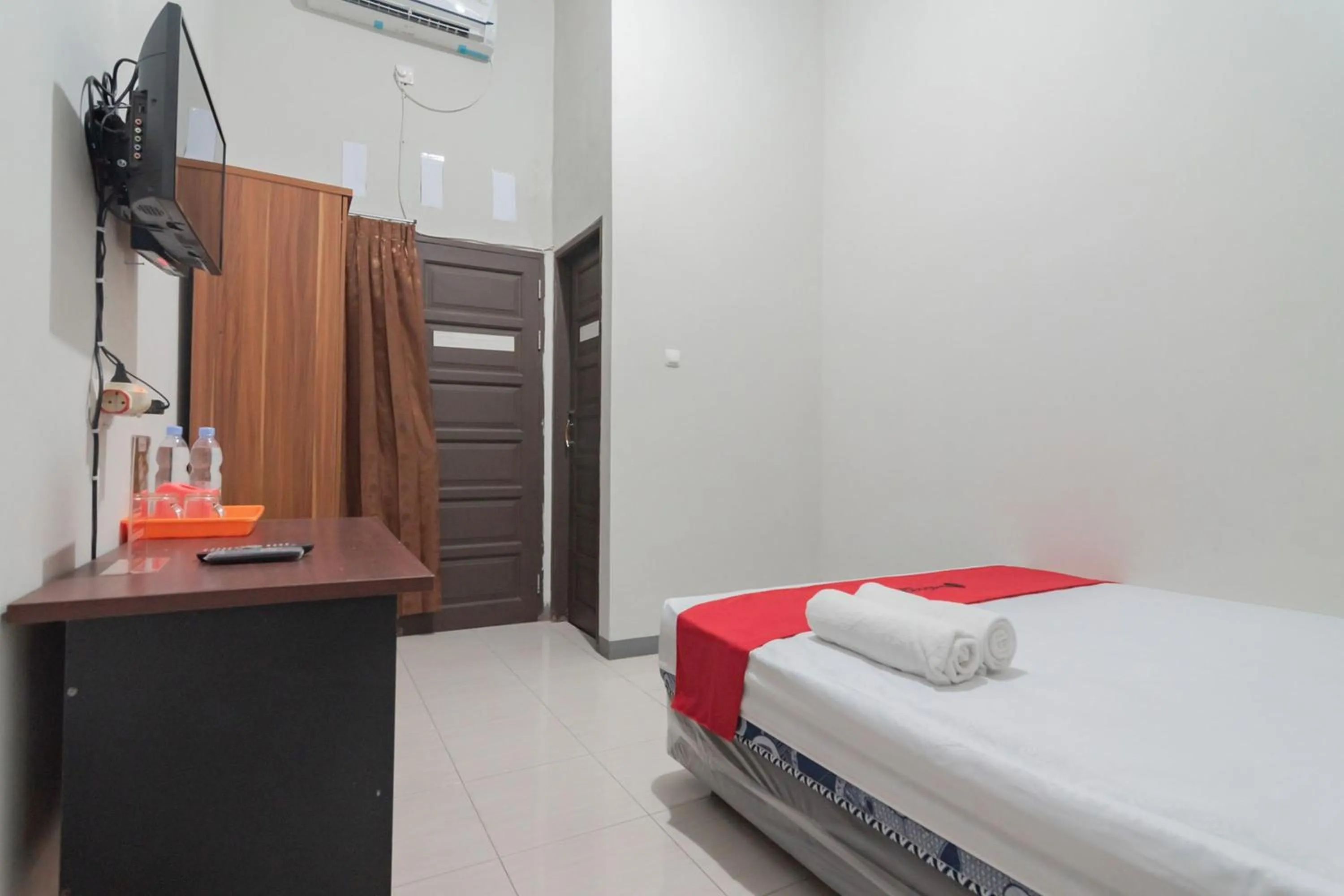 Bedroom, Bed in RedDoorz Syariah near Jalan Jakarta Samarinda