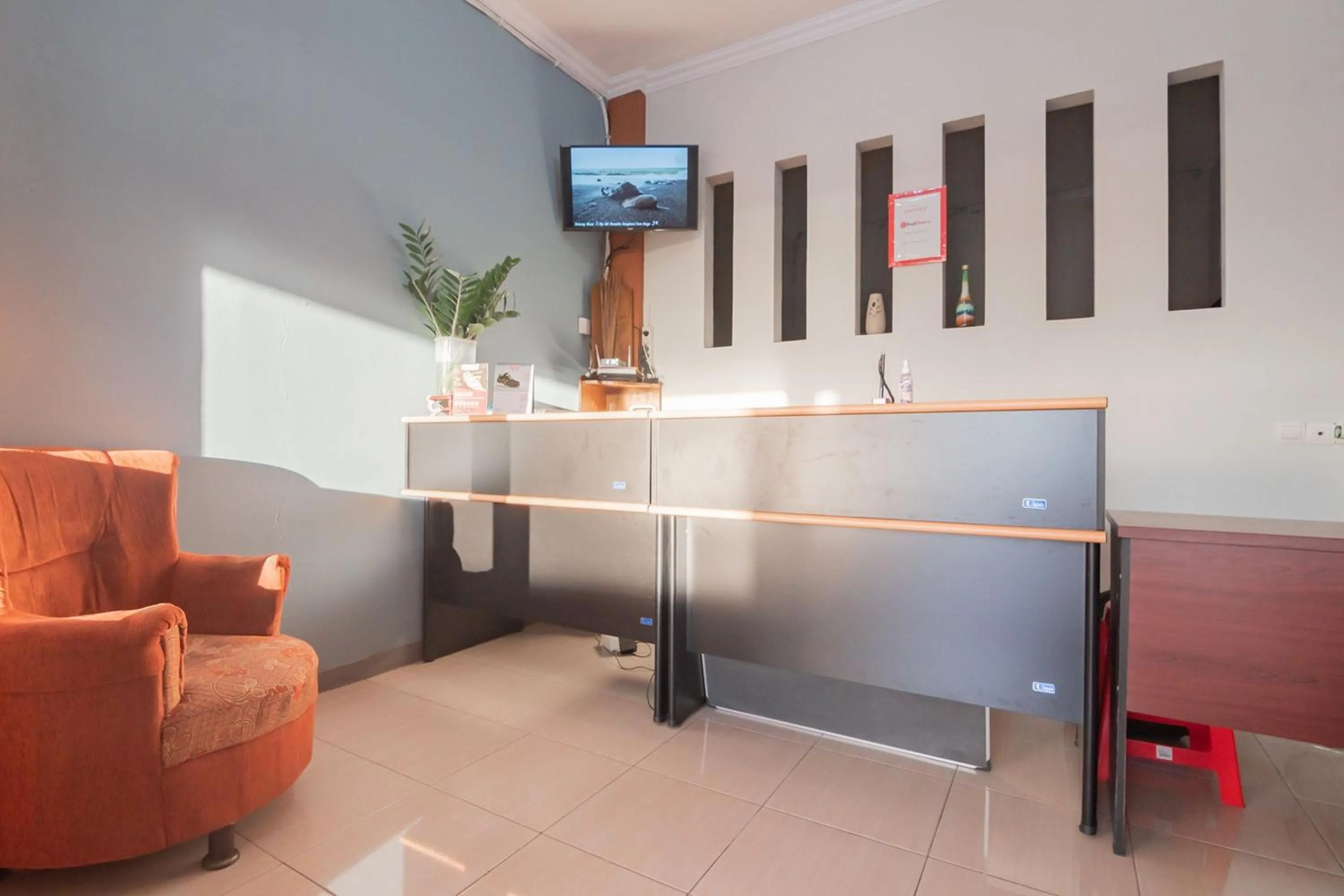 Lobby or reception in RedDoorz Syariah near Jalan Jakarta Samarinda