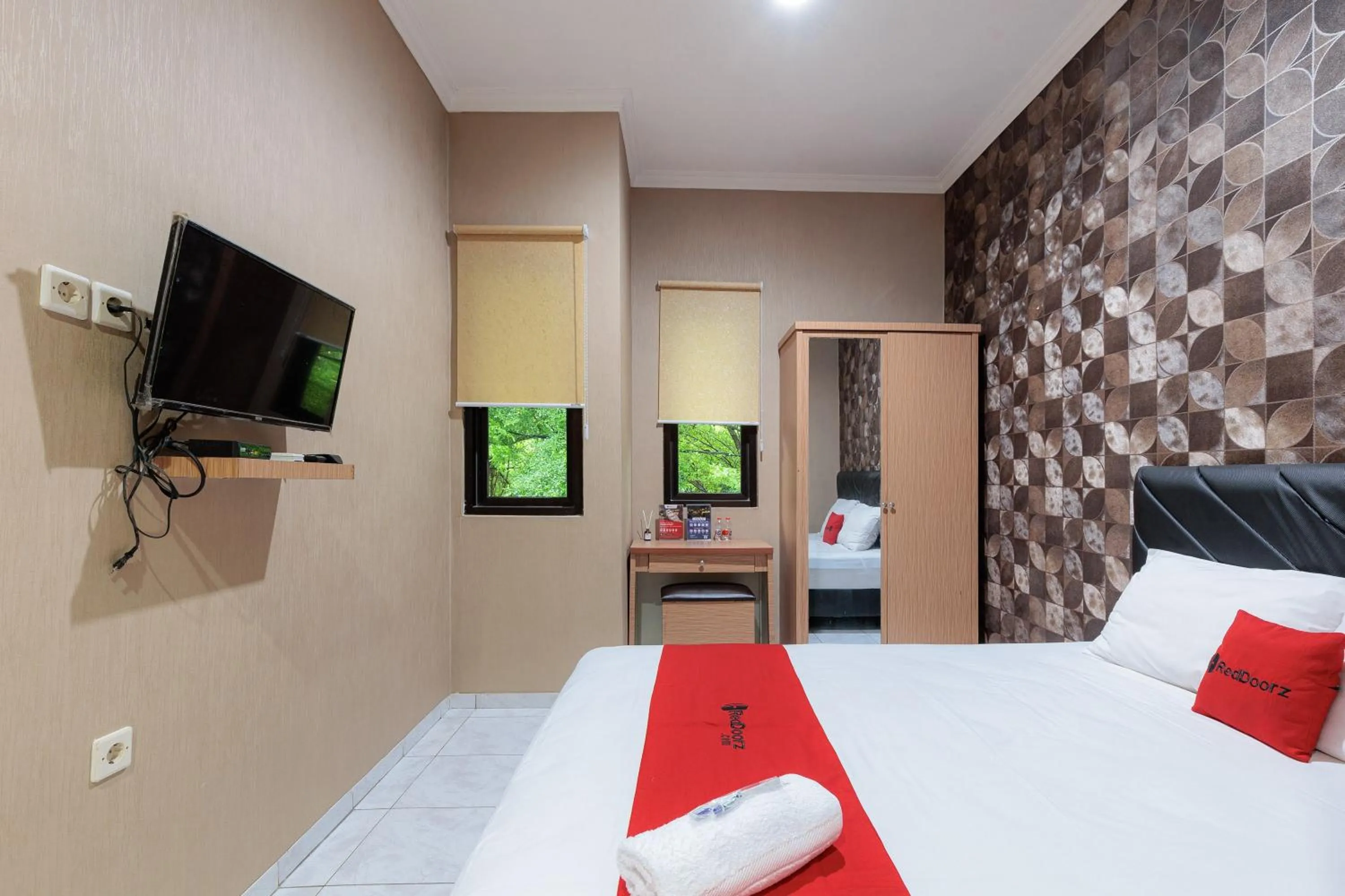 Bedroom, Bed in RedDoorz Syariah at Hotel Tiga ER near Karawang Central Plaza