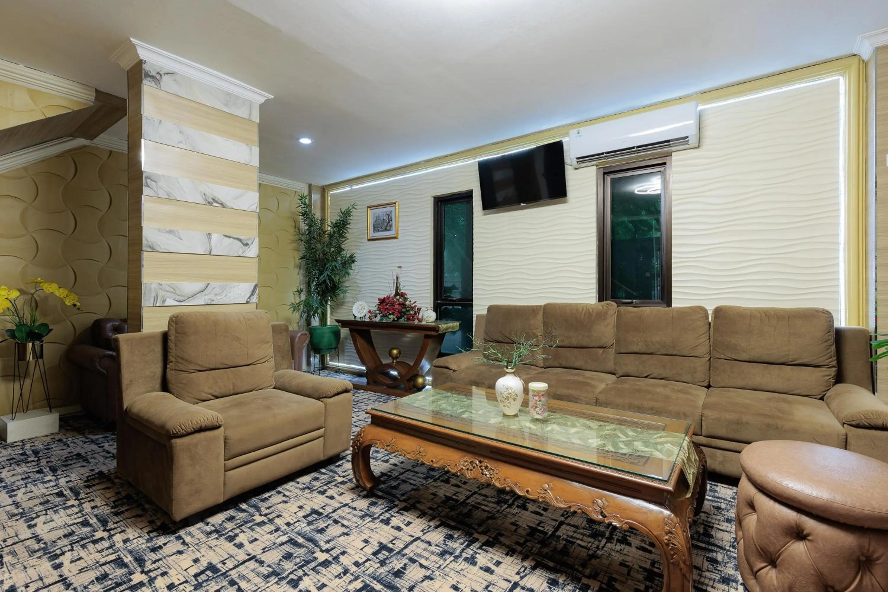 Seating area in RedDoorz Syariah at Hotel Tiga ER near Karawang Central Plaza