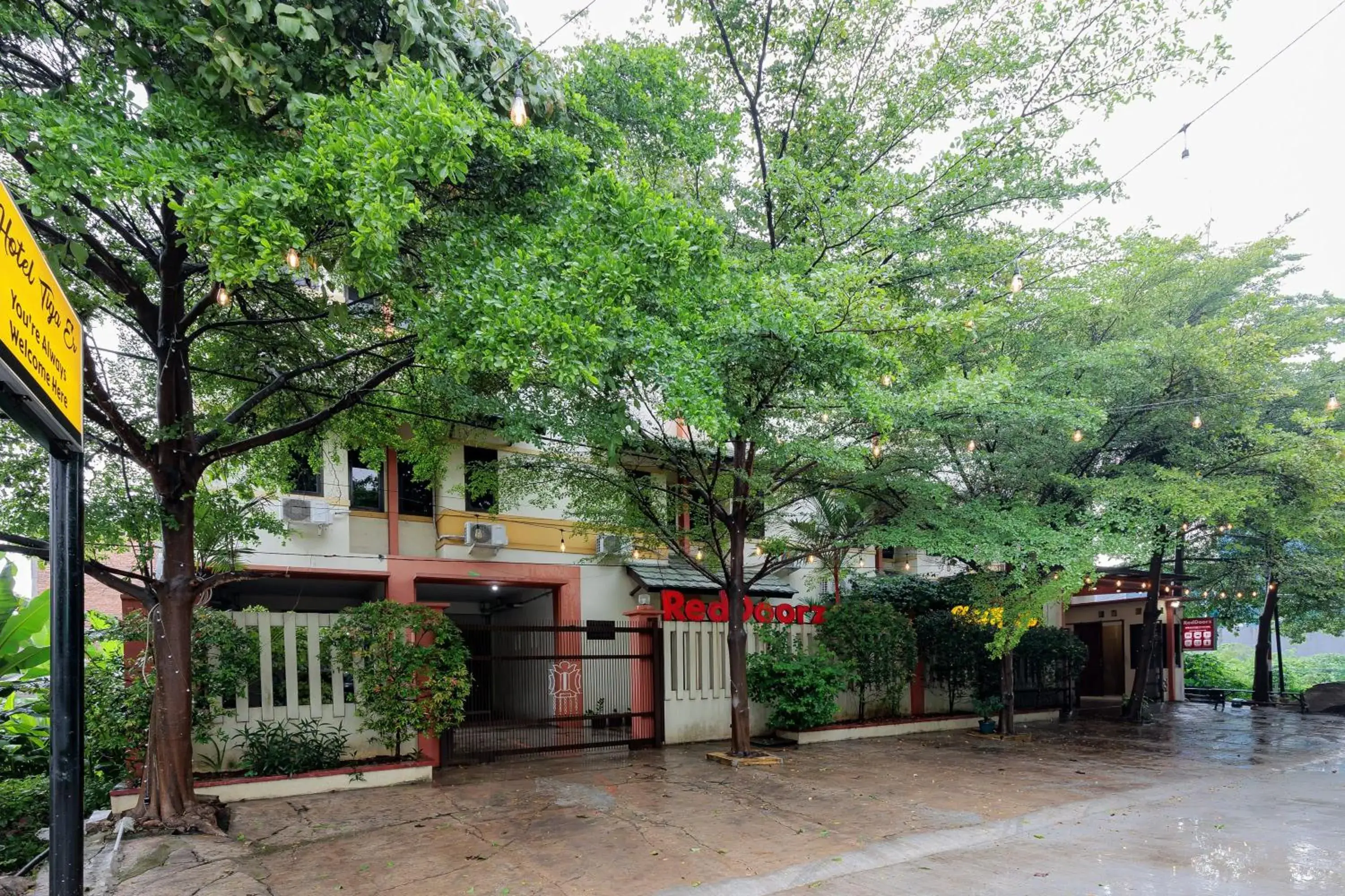 Facade/entrance in RedDoorz Syariah at Hotel Tiga ER near Karawang Central Plaza Facade/entrance in RedDoorz Syariah at Hotel Tiga ER near Karawang Central Plaza