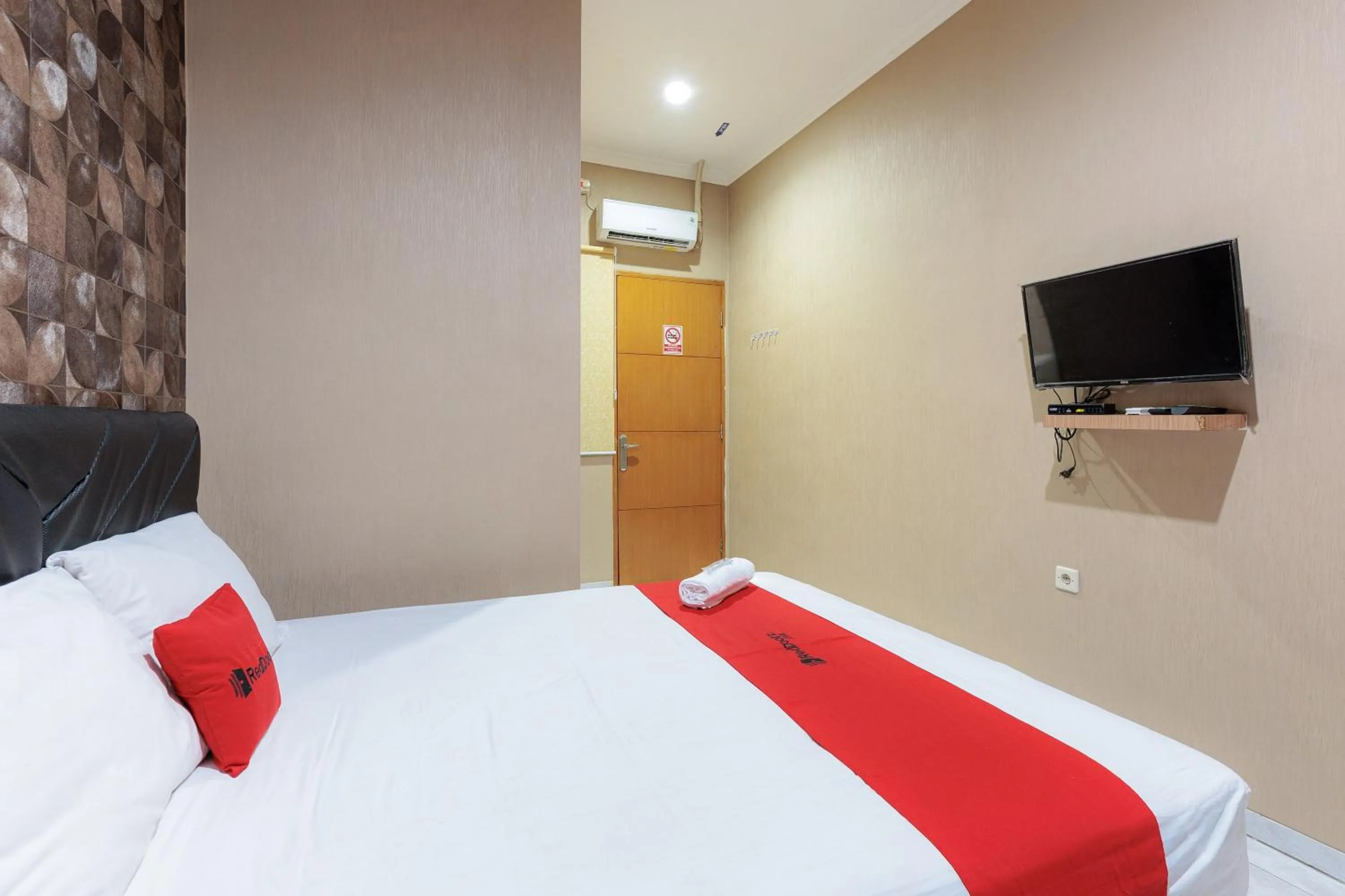 Bedroom, Bed in RedDoorz Syariah at Hotel Tiga ER near Karawang Central Plaza