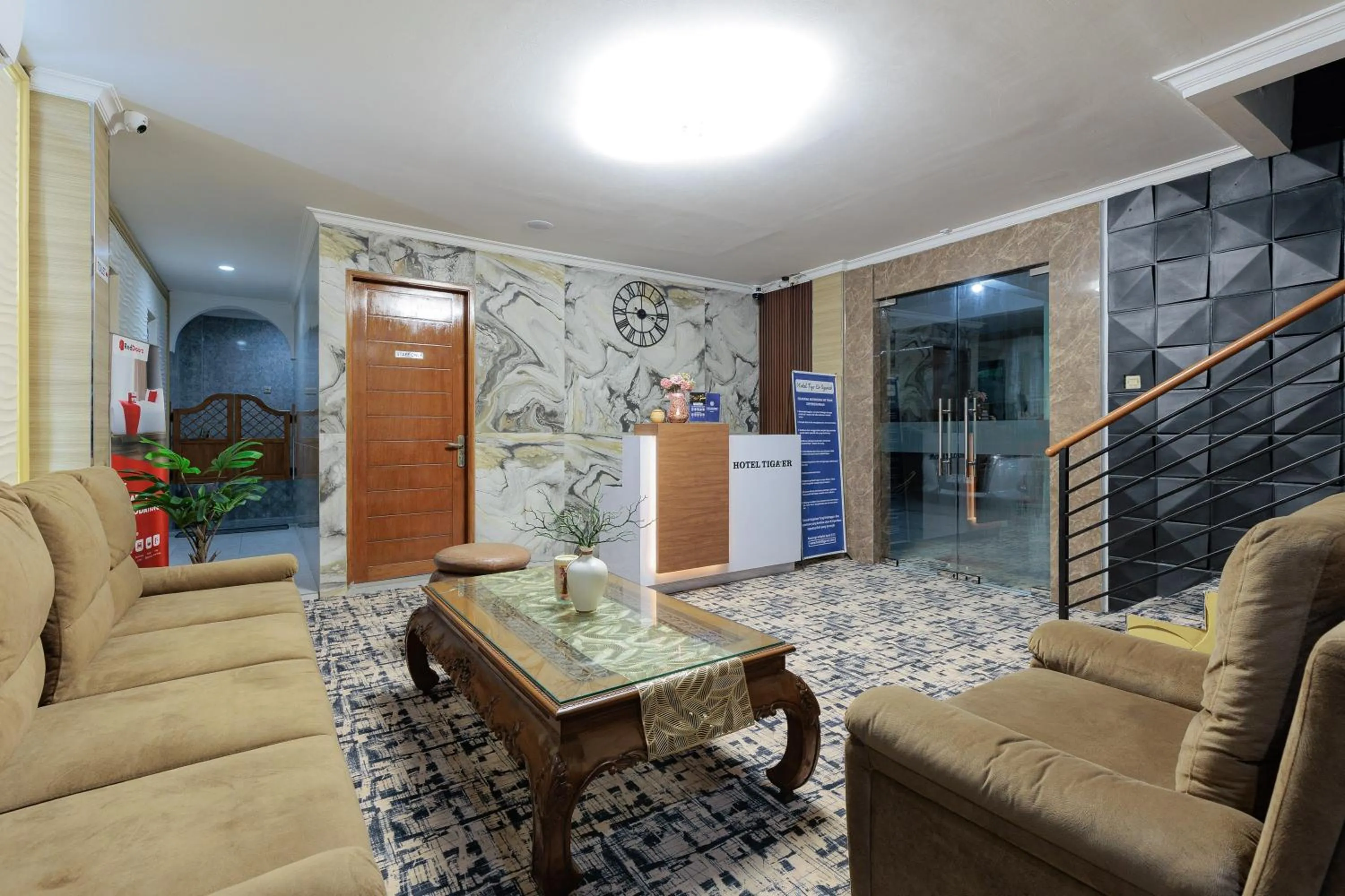Lobby or reception in RedDoorz Syariah at Hotel Tiga ER near Karawang Central Plaza
