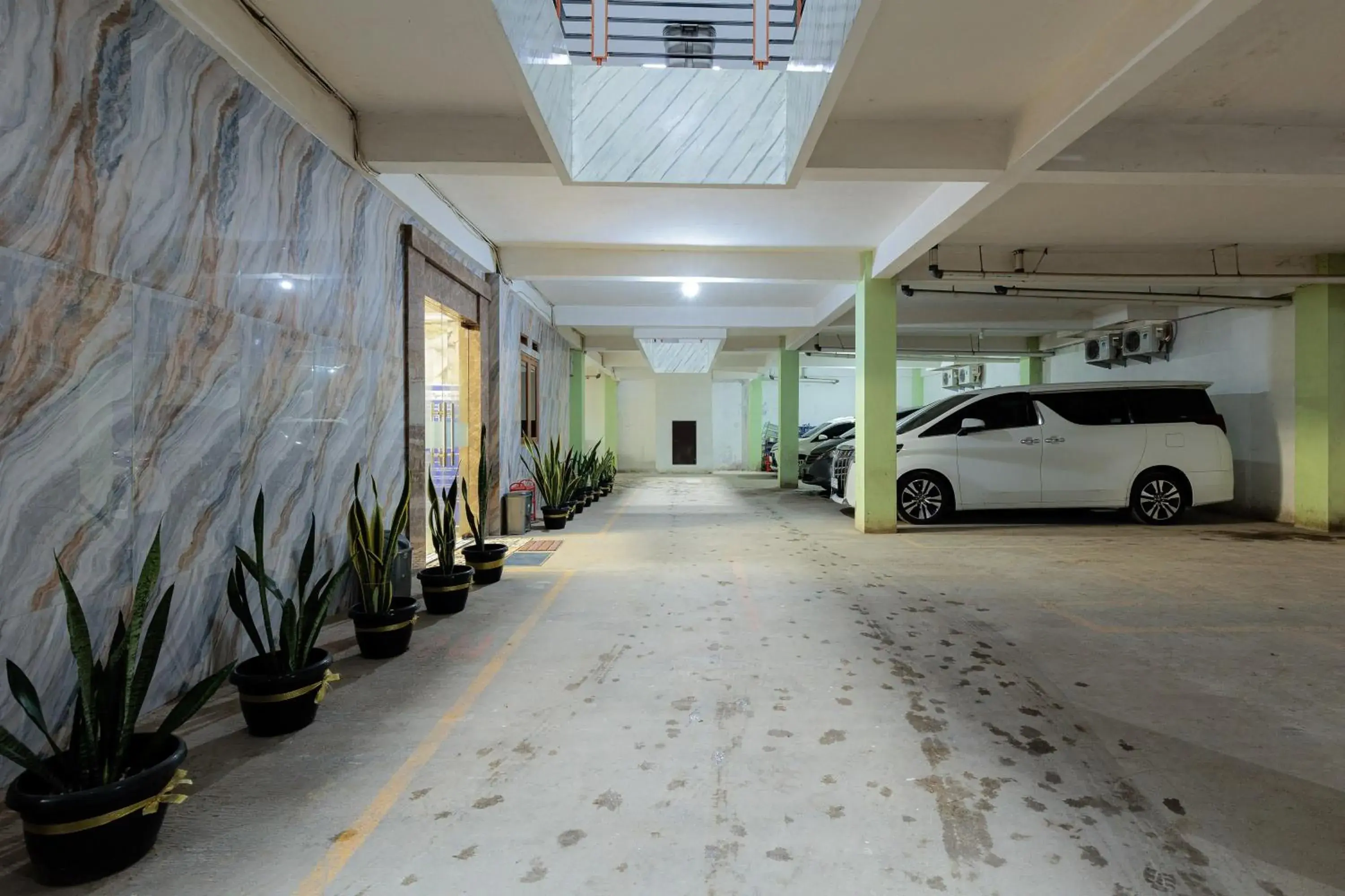 Parking in RedDoorz Syariah at Hotel Tiga ER near Karawang Central Plaza Parking in RedDoorz Syariah at Hotel Tiga ER near Karawang Central Plaza
