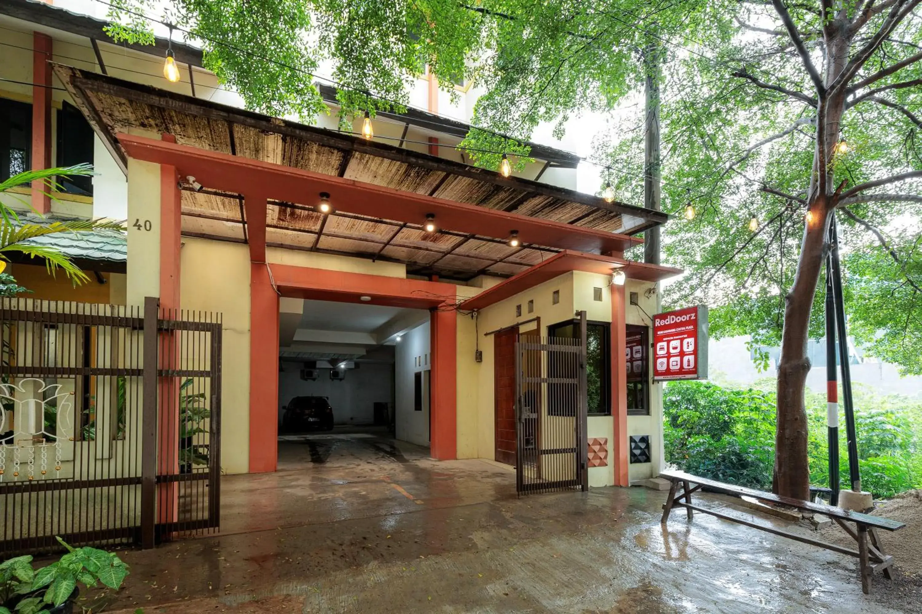 Facade/entrance in RedDoorz Syariah at Hotel Tiga ER near Karawang Central Plaza Facade/entrance in RedDoorz Syariah at Hotel Tiga ER near Karawang Central Plaza