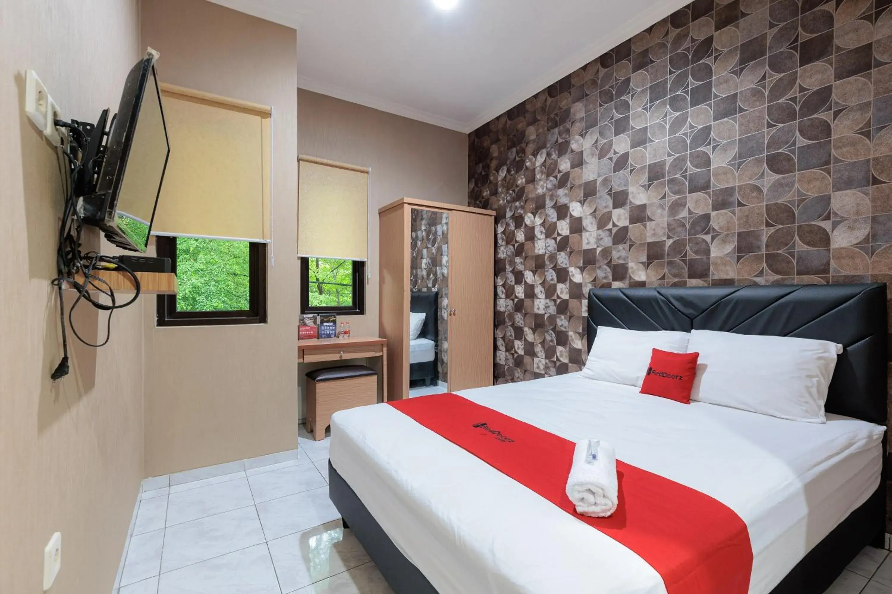 Bedroom, Bed in RedDoorz Syariah at Hotel Tiga ER near Karawang Central Plaza Bedroom, Bed in RedDoorz Syariah at Hotel Tiga ER near Karawang Central Plaza
