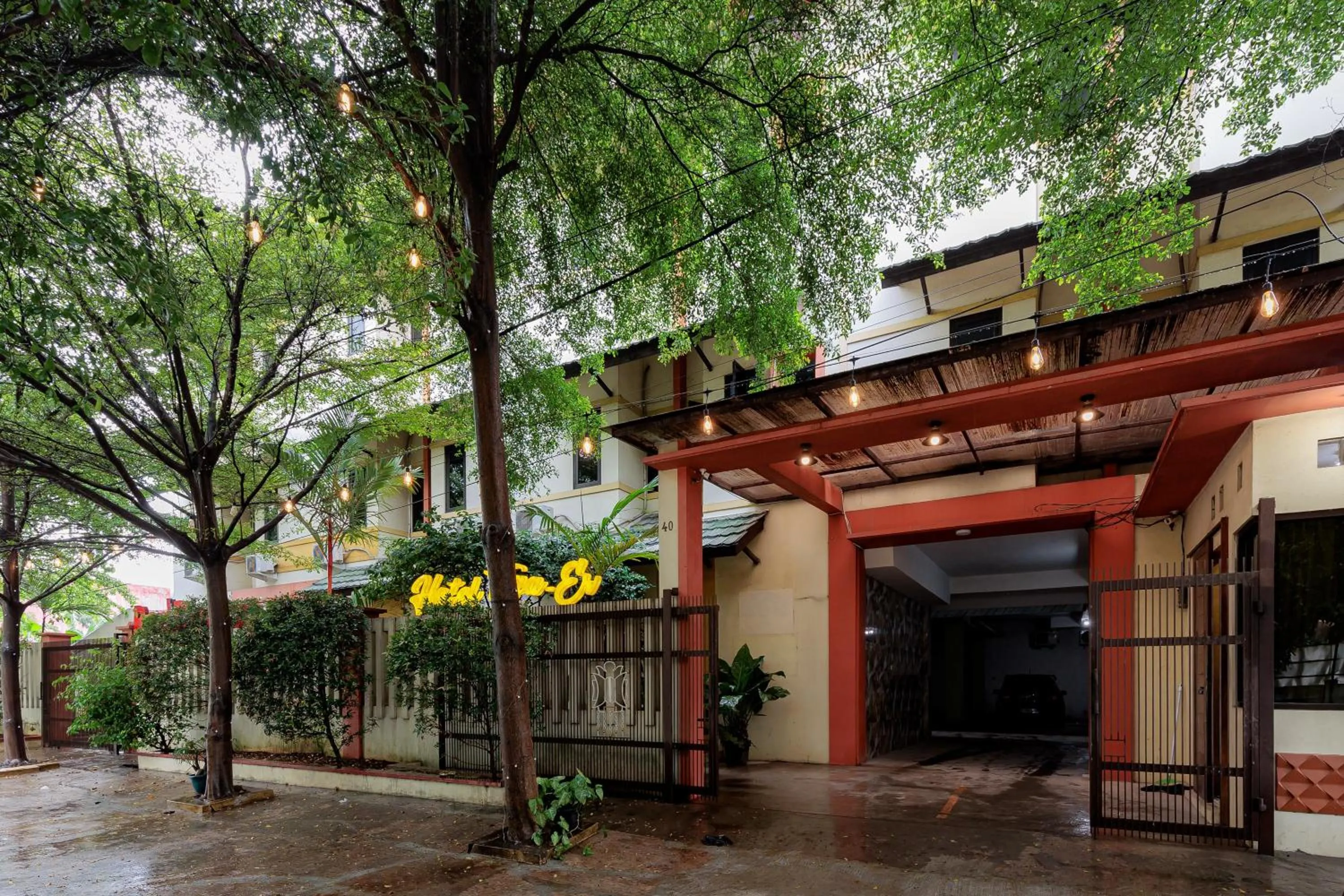 Facade/entrance in RedDoorz Syariah at Hotel Tiga ER near Karawang Central Plaza