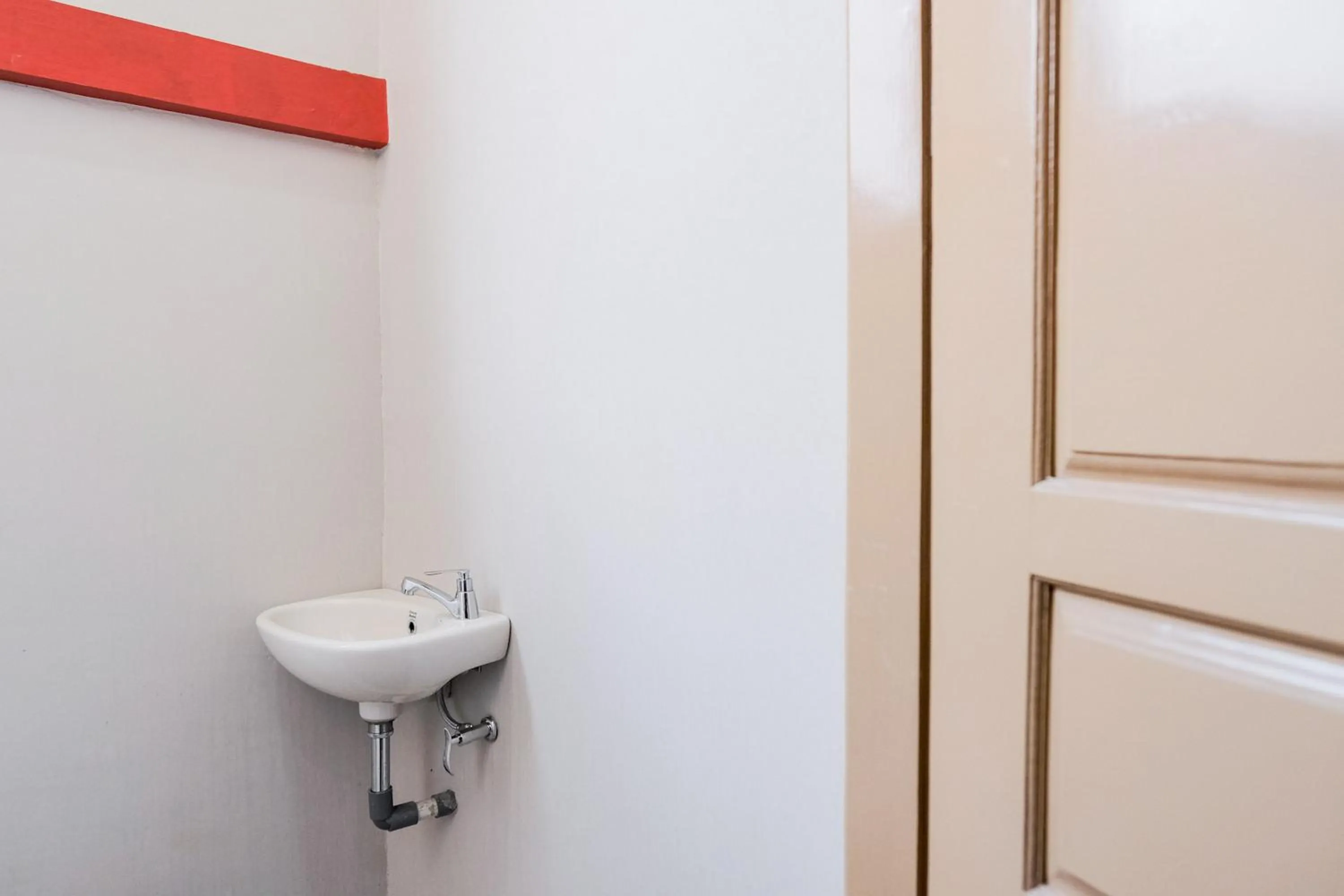 Bathroom in RedDoorz Syariah near Hajimena Lampung