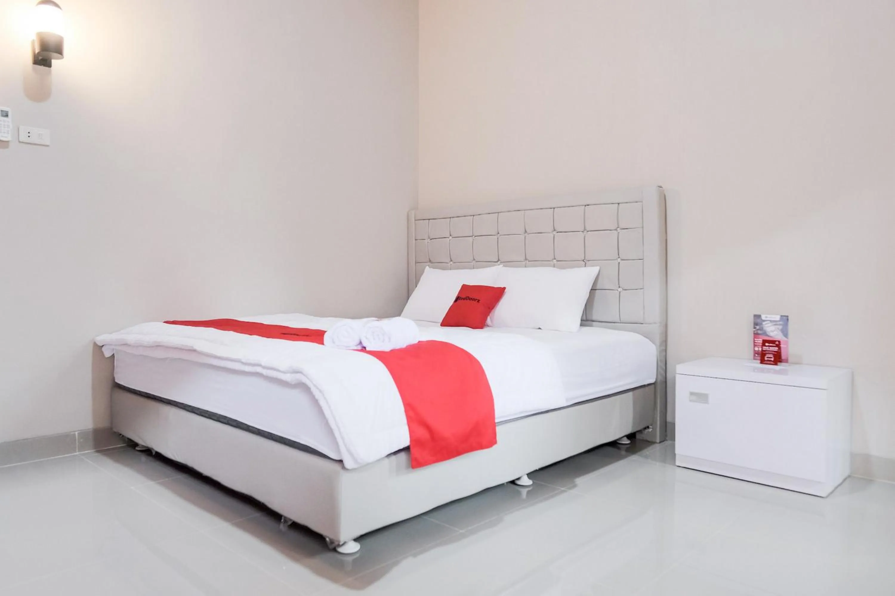 Bedroom, Bed in RedDoorz Syariah near Hajimena Lampung