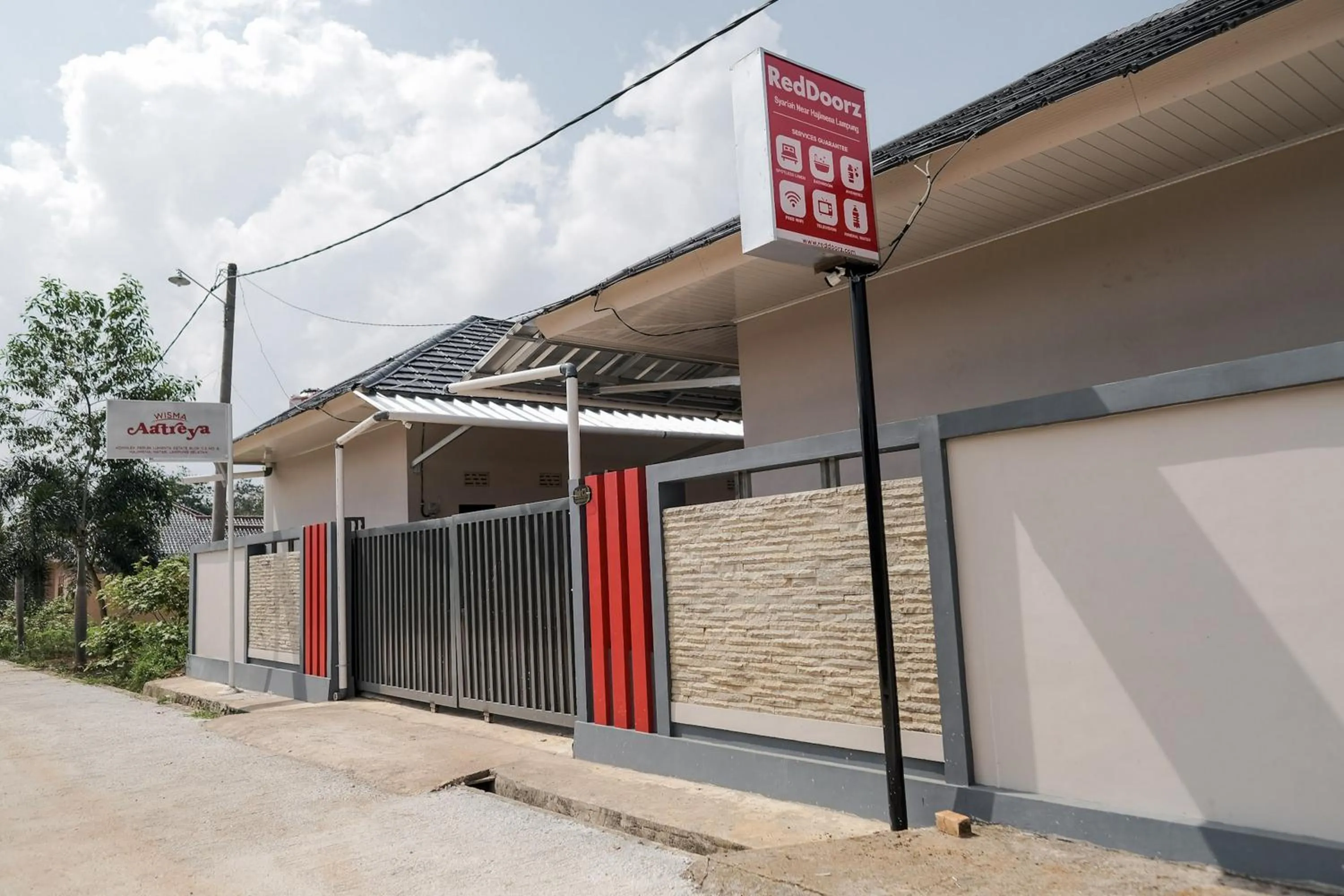 Property logo or sign in RedDoorz Syariah near Hajimena Lampung