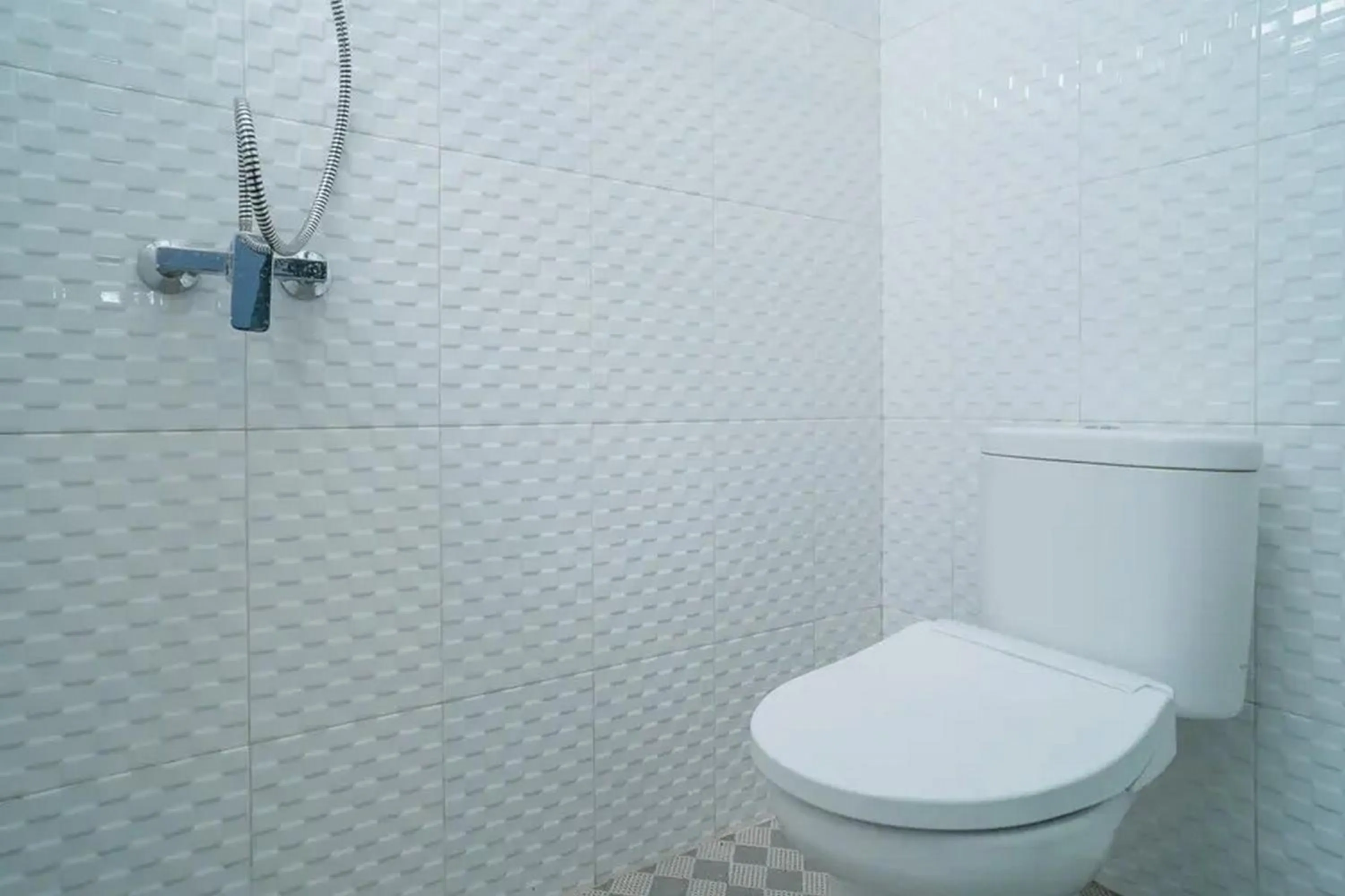 Bathroom in RedDoorz near Sindu Kusuma Edupark 3