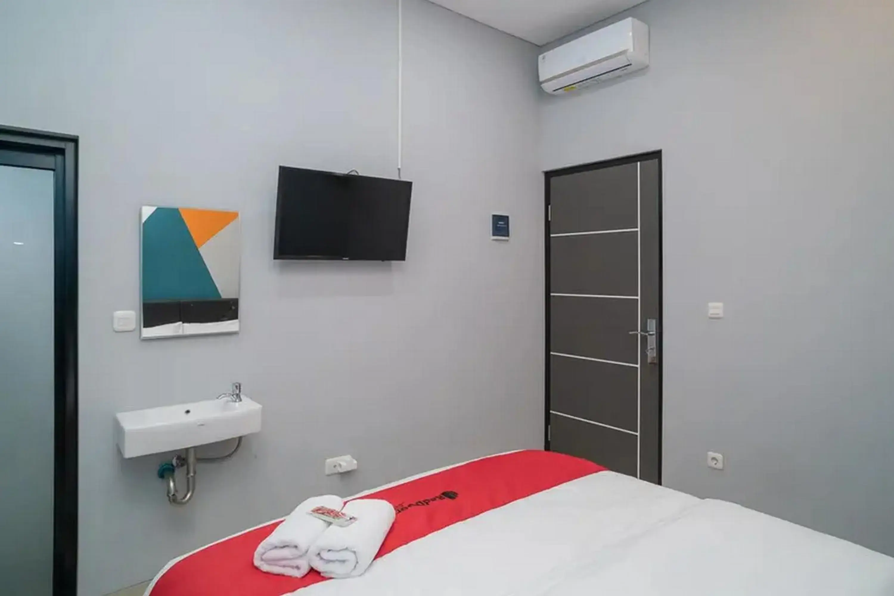 Bed in RedDoorz near Sindu Kusuma Edupark 3 Bed in RedDoorz near Sindu Kusuma Edupark 3