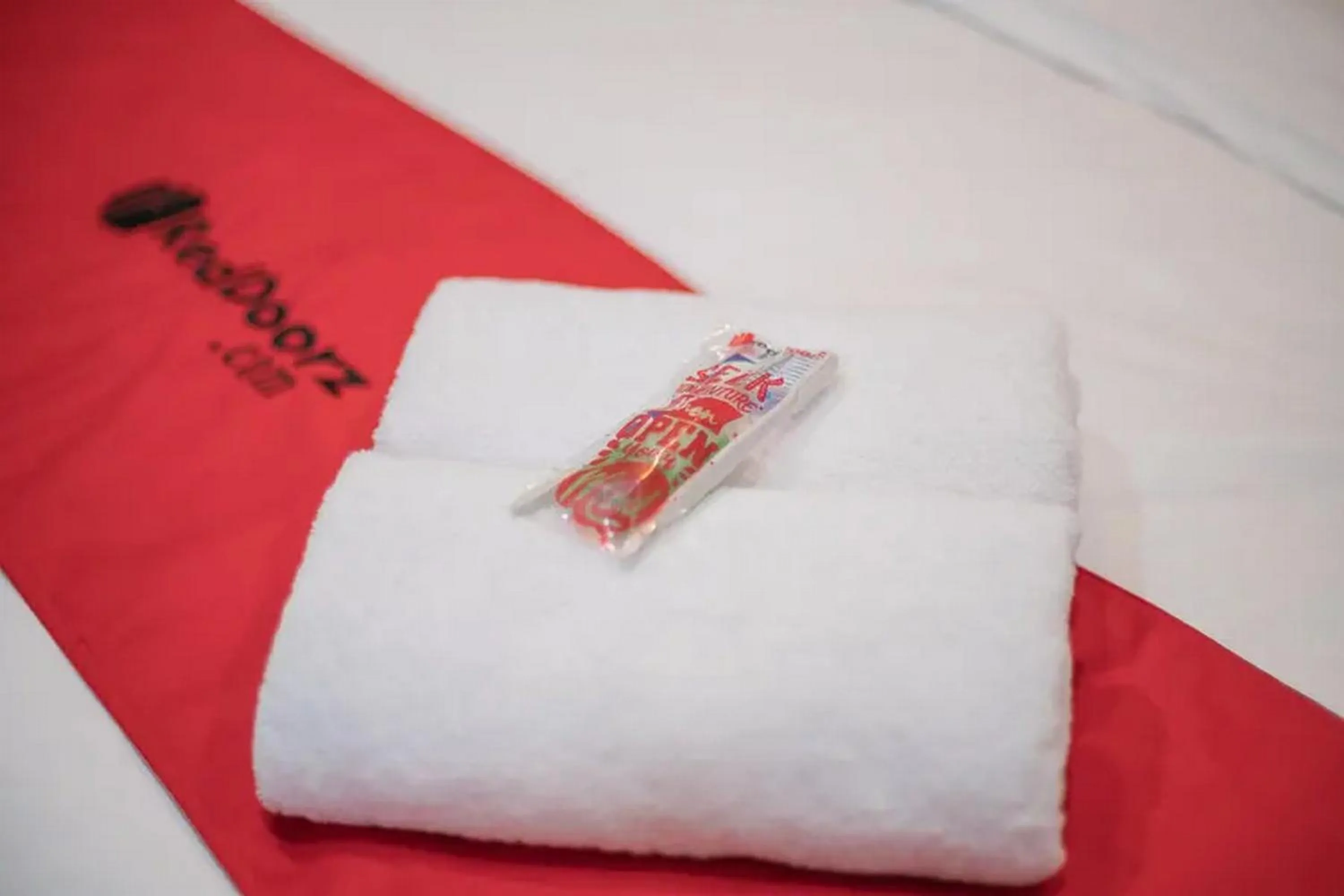 towels, Bed in RedDoorz near Sindu Kusuma Edupark 3