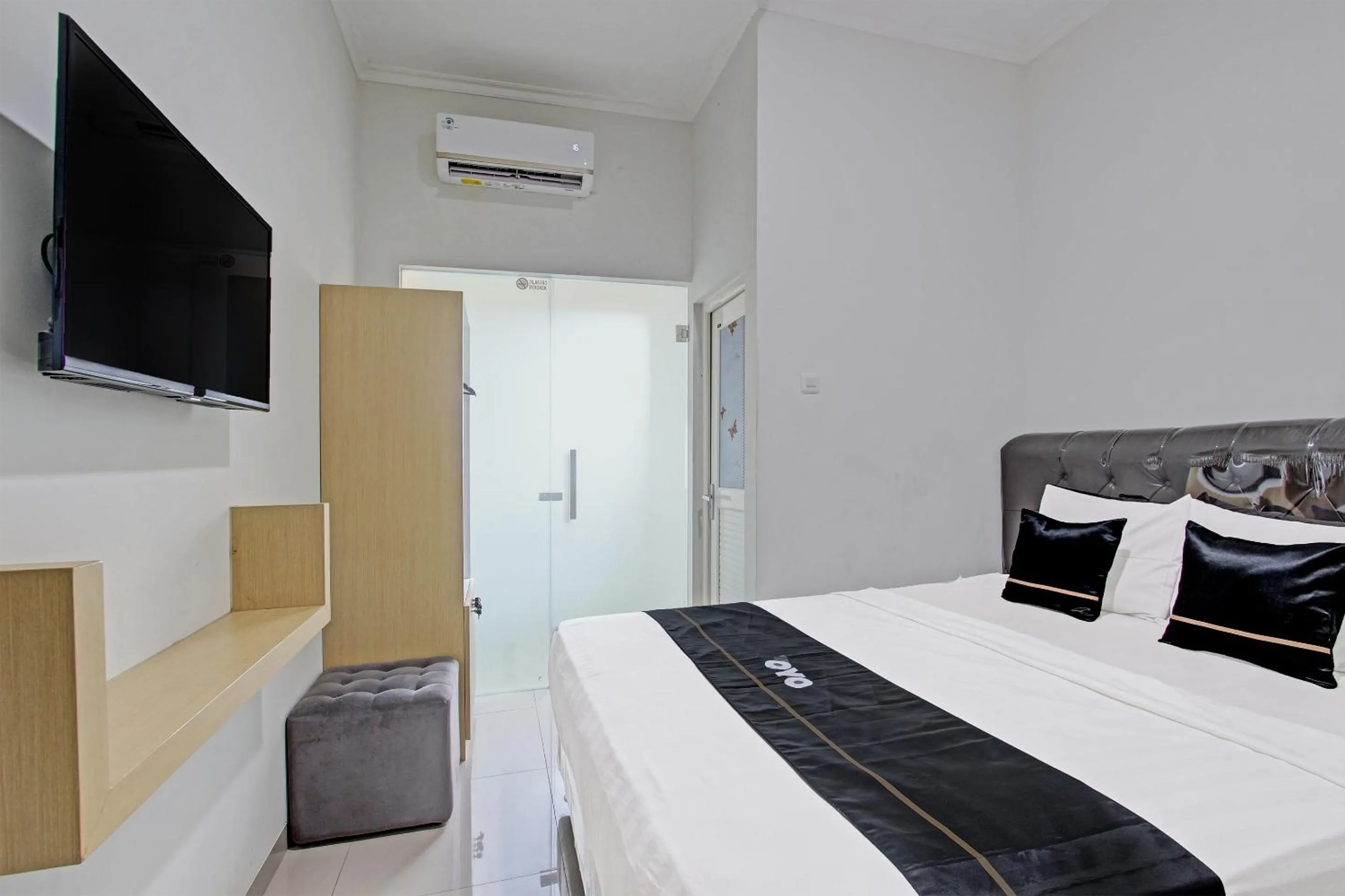 Bedroom in Capital O 91377 Mk Prime Syariah