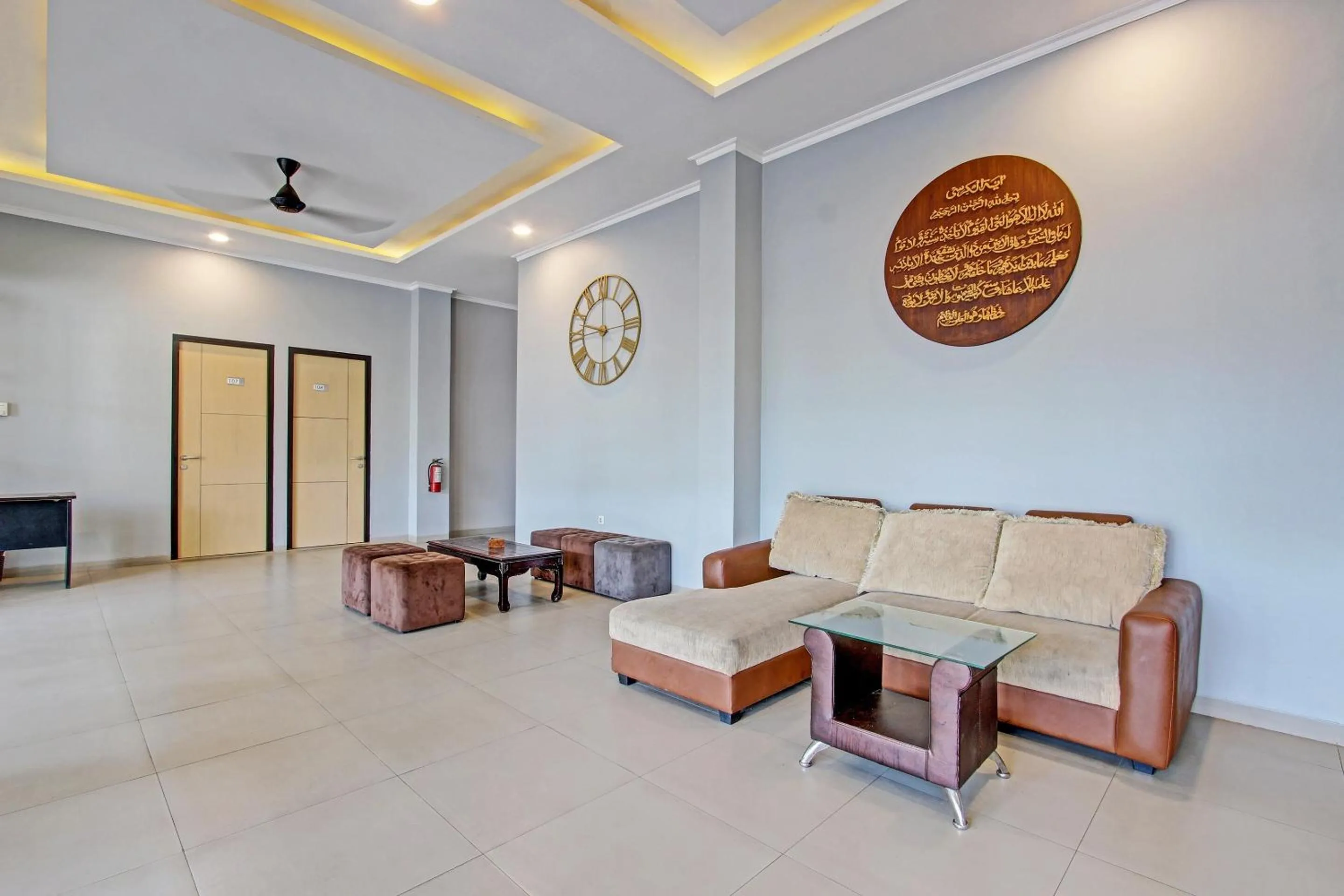 Lobby or reception in Capital O 91377 Mk Prime Syariah
