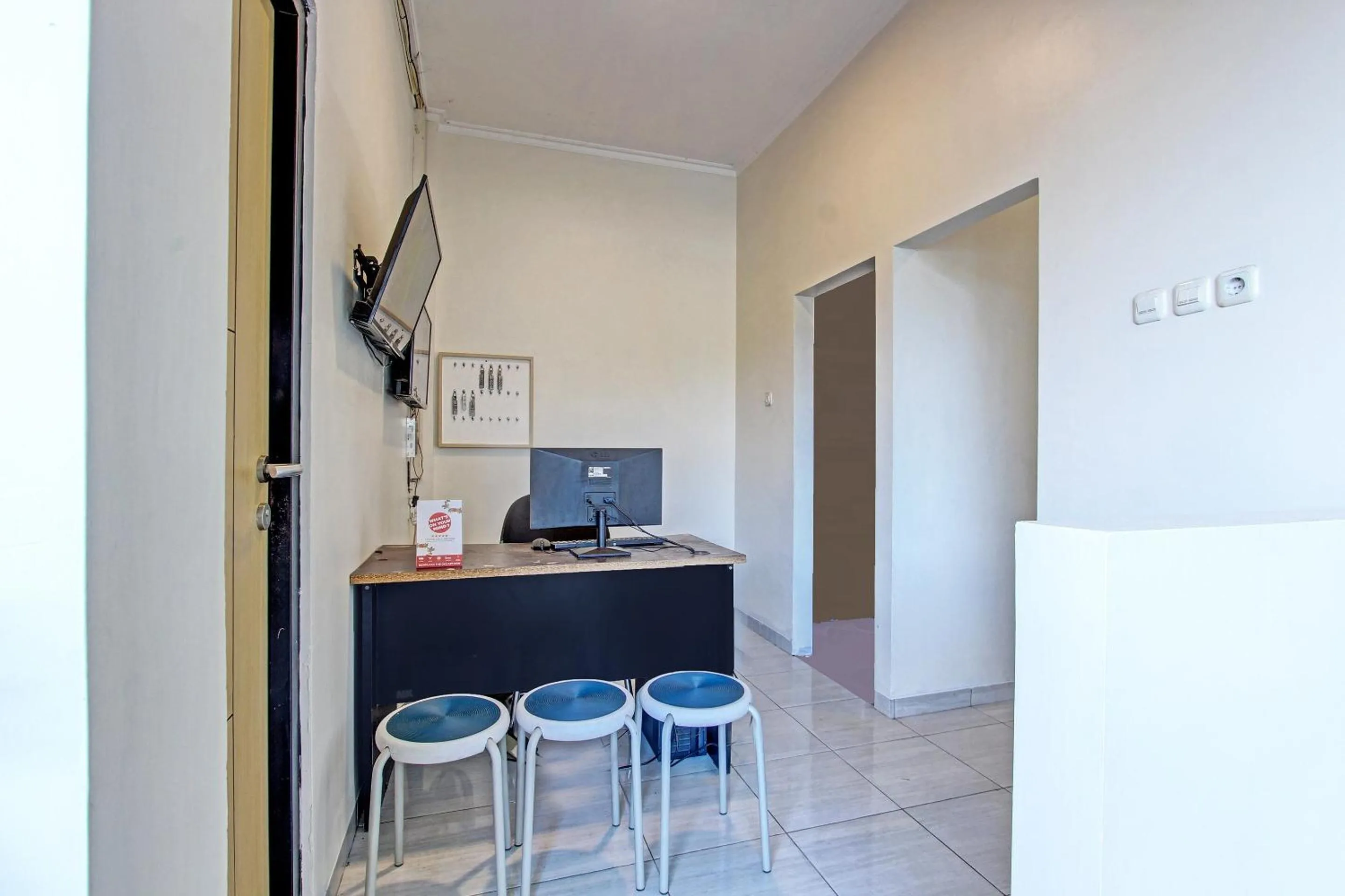 Lobby or reception in Capital O 91377 Mk Prime Syariah