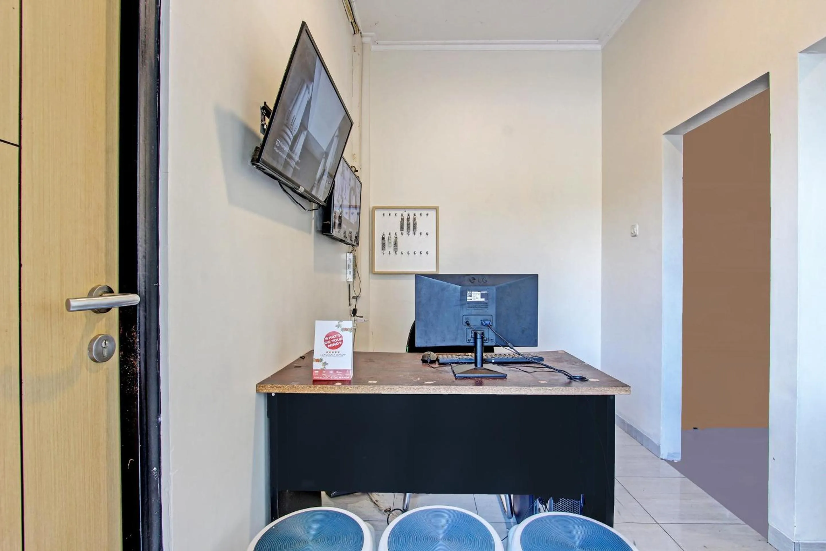 Lobby or reception in Capital O 91377 Mk Prime Syariah