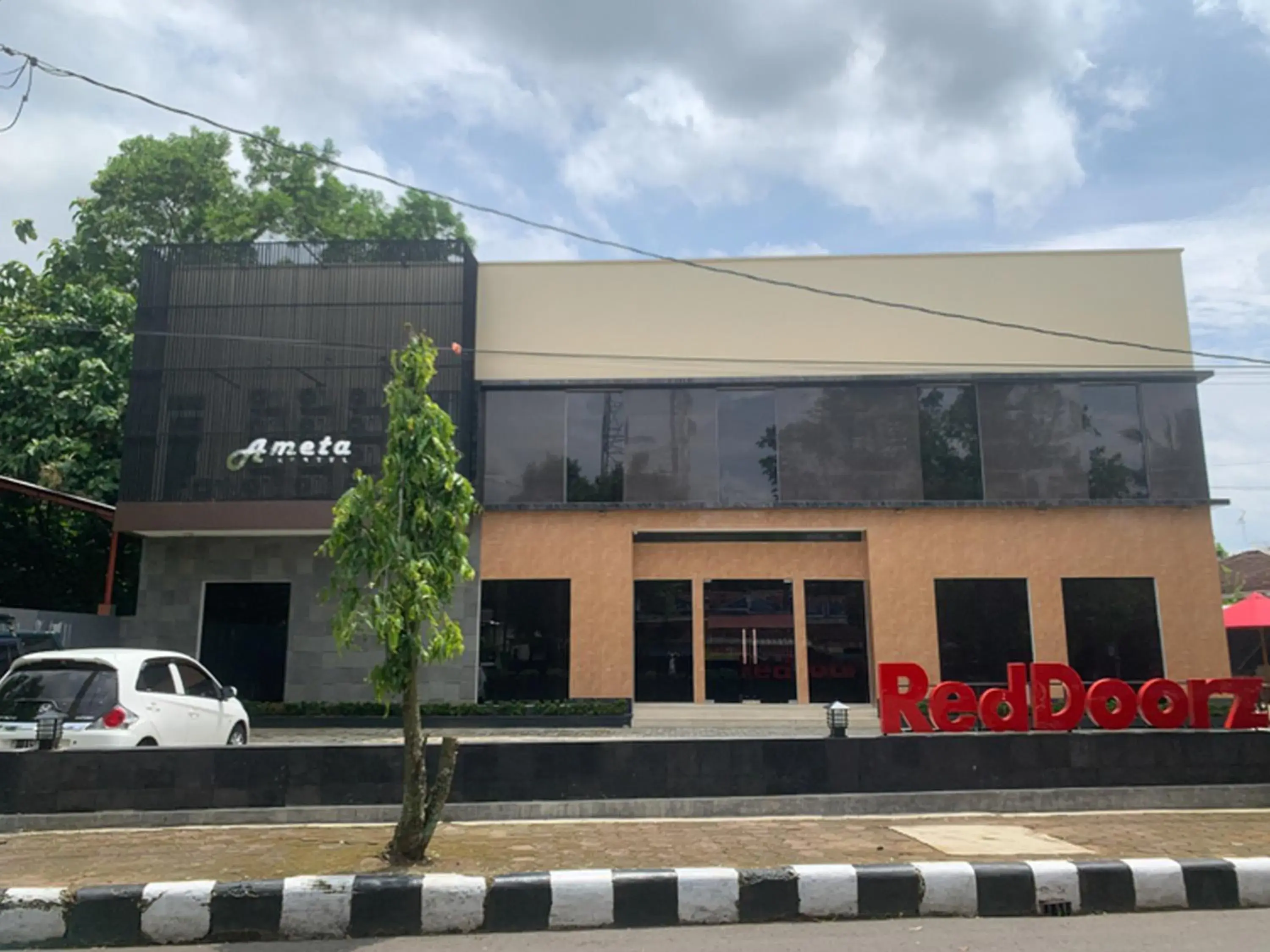 Property building in RedDoorz near Alun Alun Purbalingga Property building in RedDoorz near Alun Alun Purbalingga