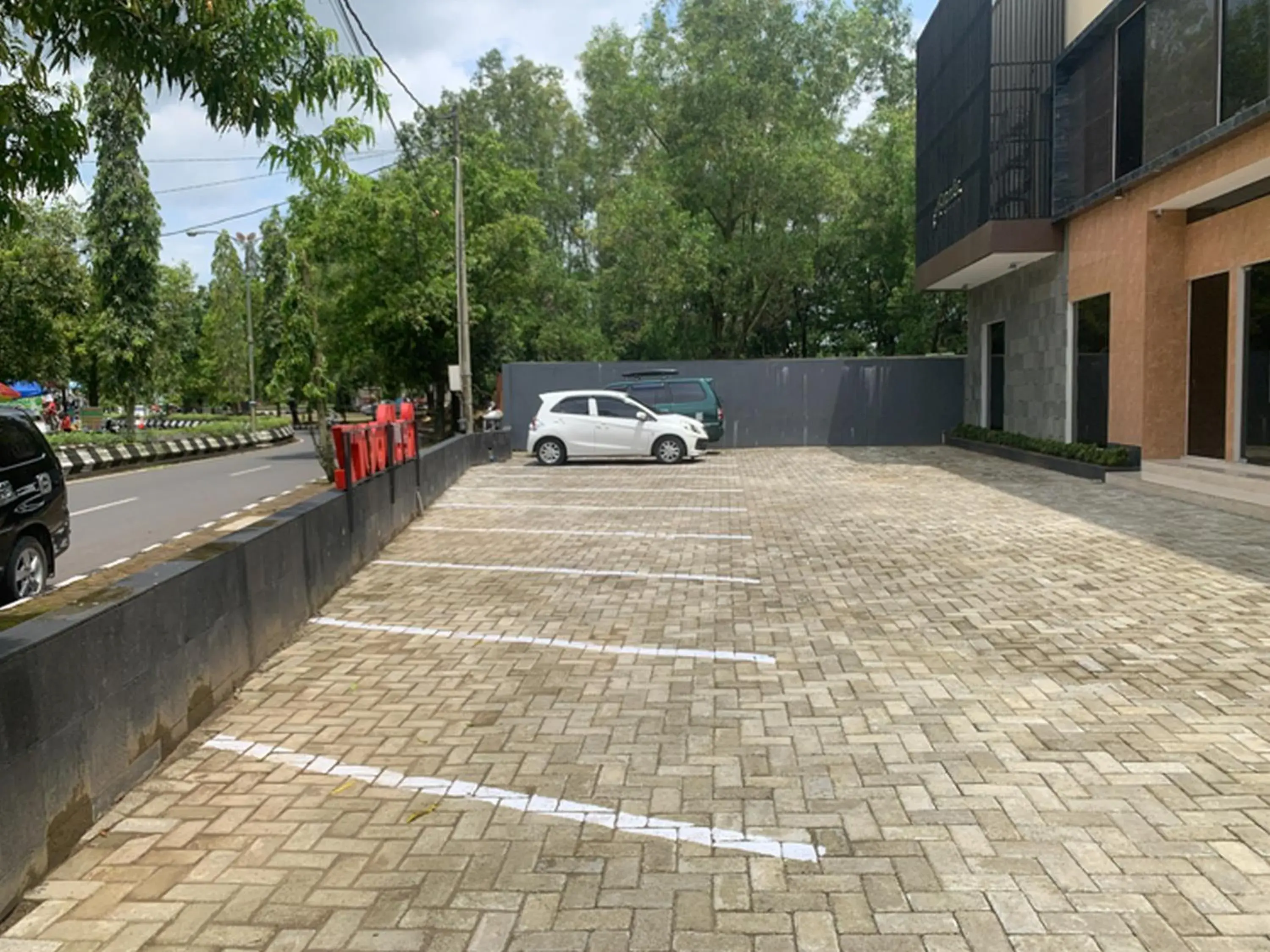 Facade/entrance in RedDoorz near Alun Alun Purbalingga Facade/entrance in RedDoorz near Alun Alun Purbalingga