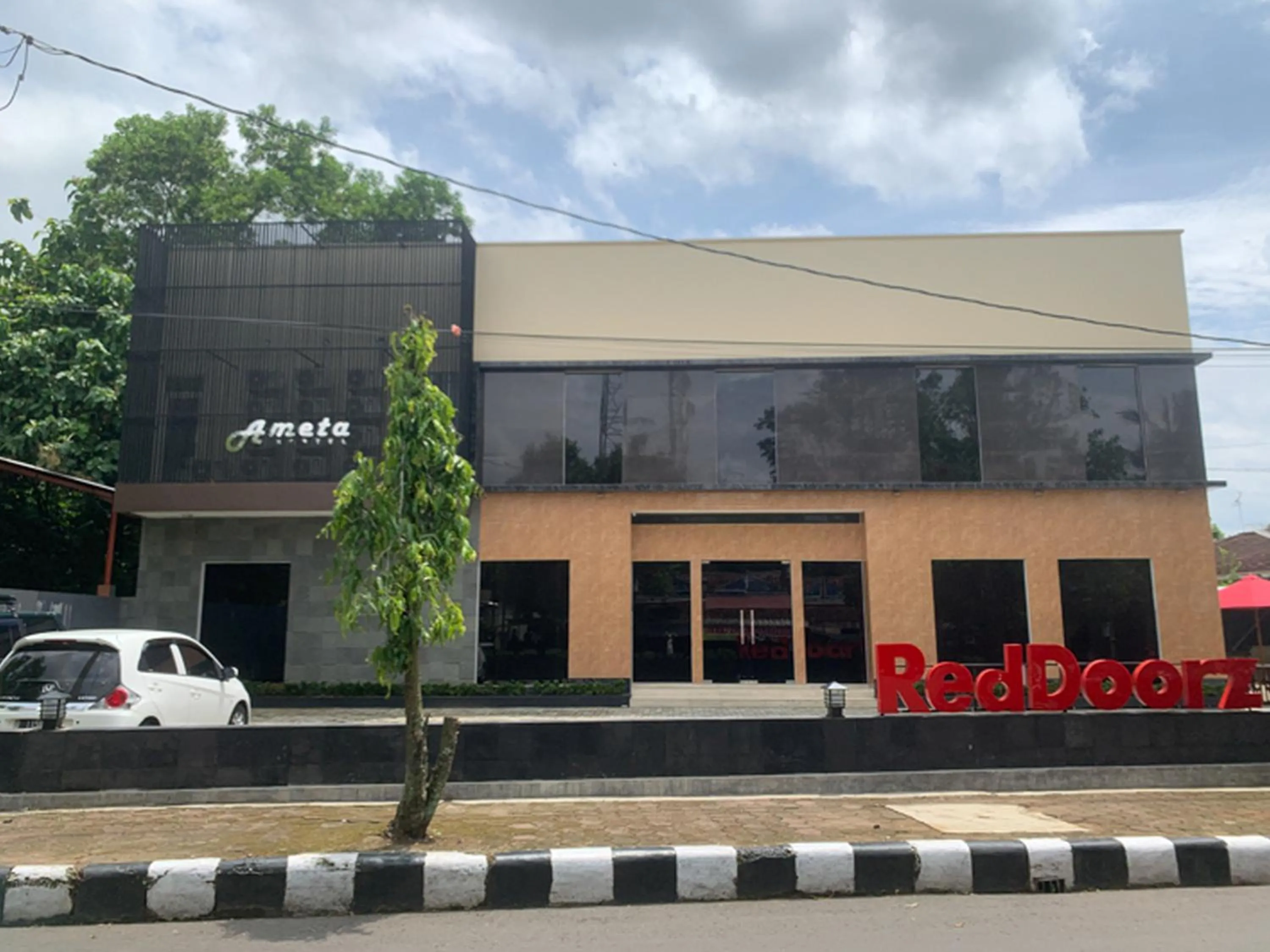 Property building in RedDoorz near Alun Alun Purbalingga