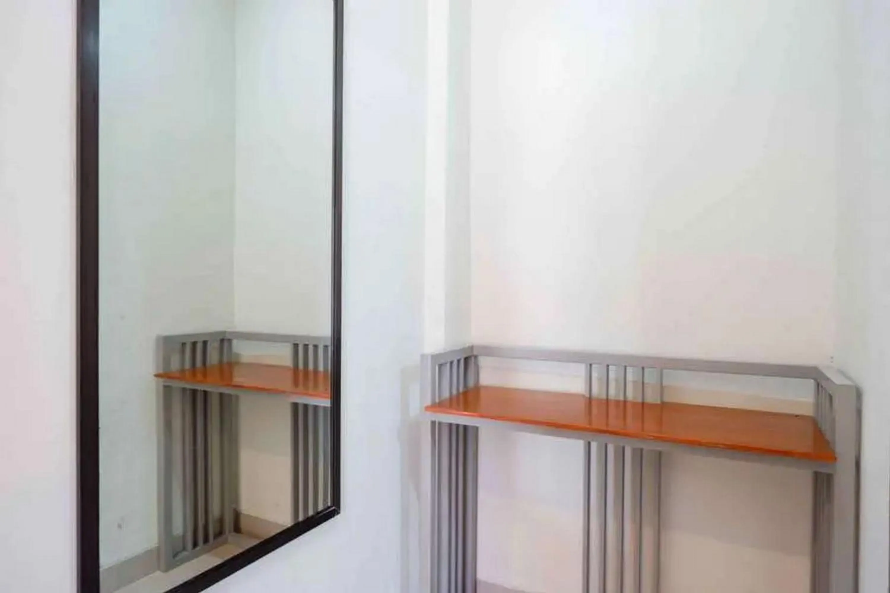 wardrobe in Reddoorz near Stadion Kridosono Blora