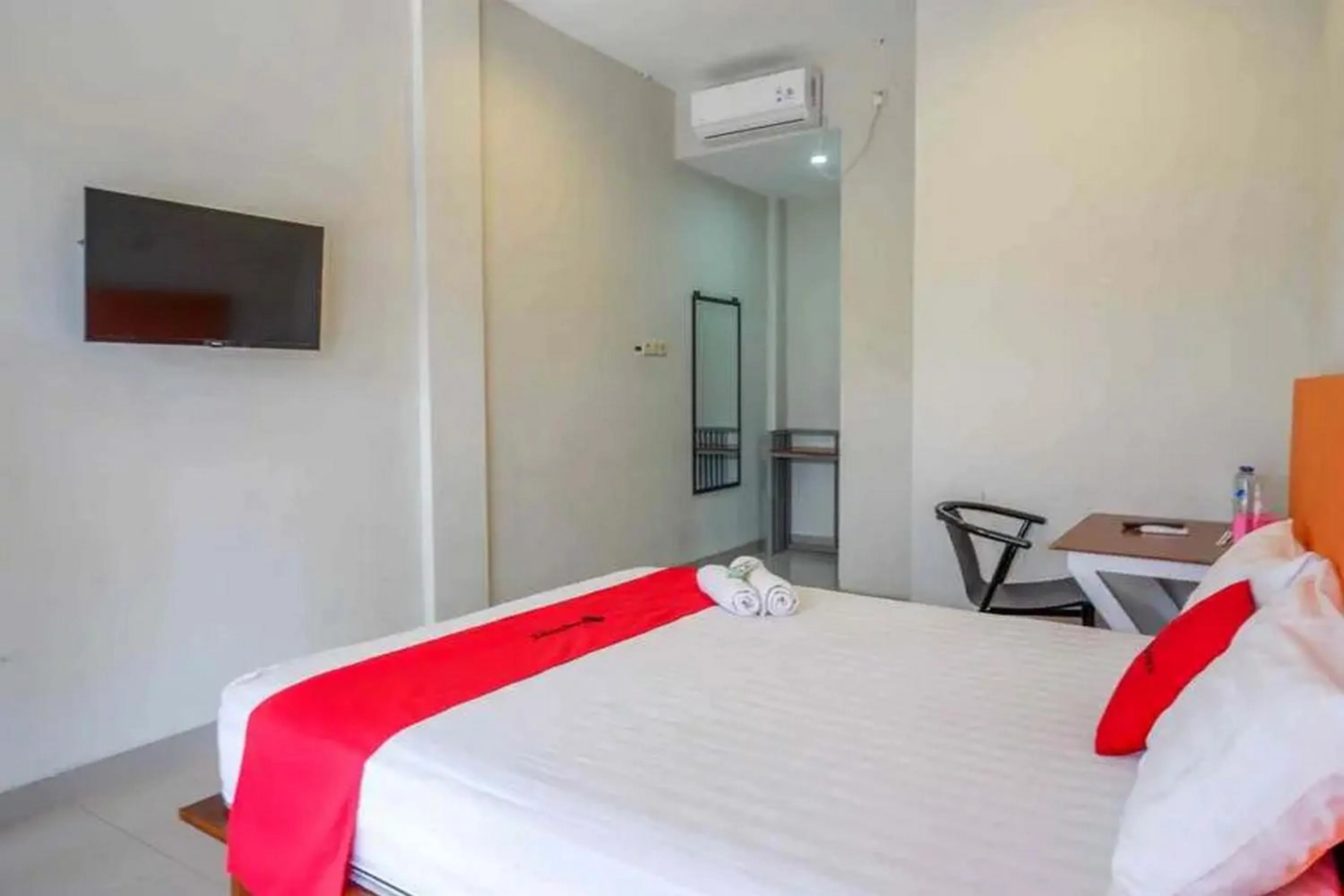 Bedroom, Bed in Reddoorz near Stadion Kridosono Blora