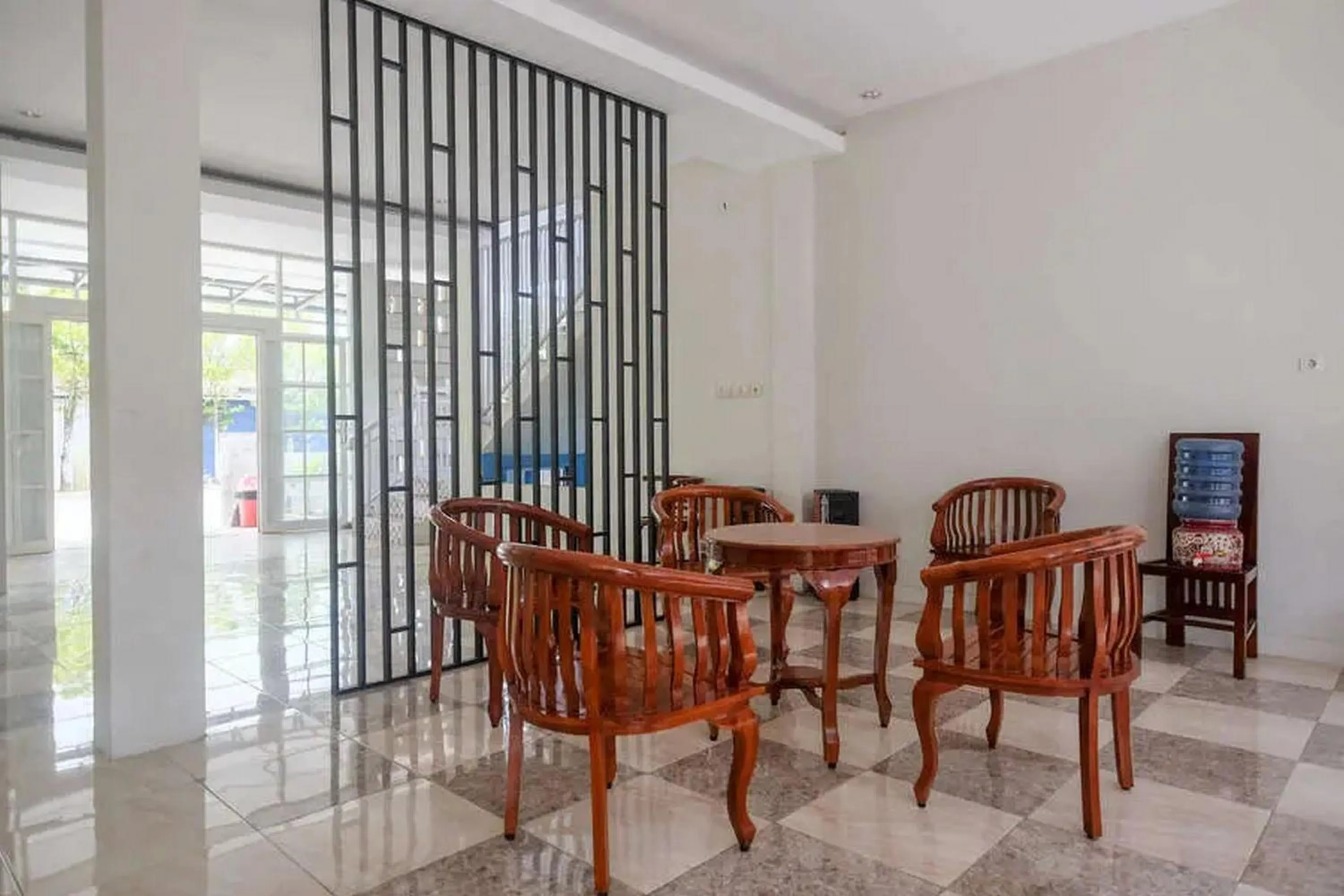 Living room in Reddoorz near Stadion Kridosono Blora