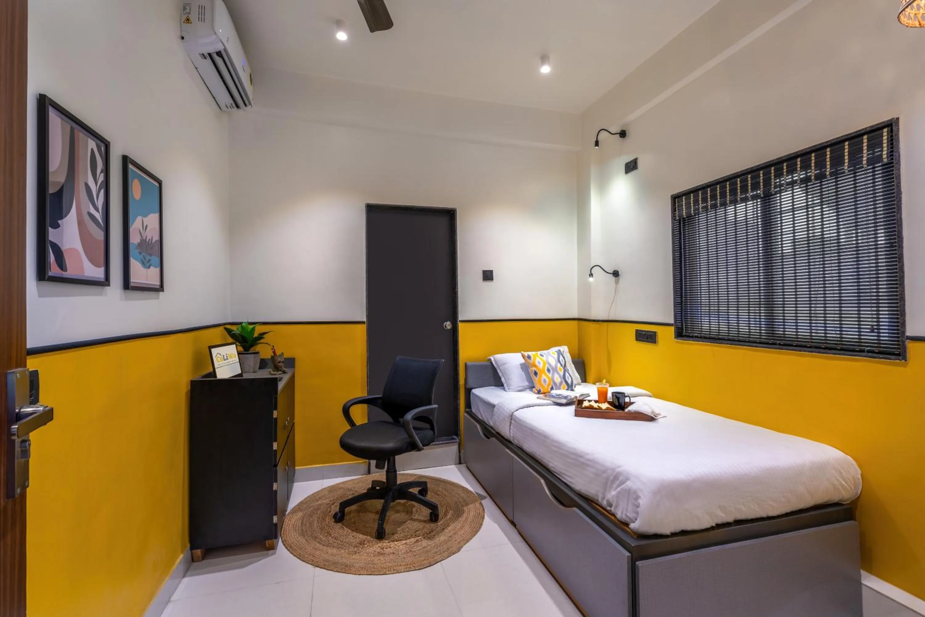 Photo of the whole room, Bed in Coliwo Un - Viman Nagar