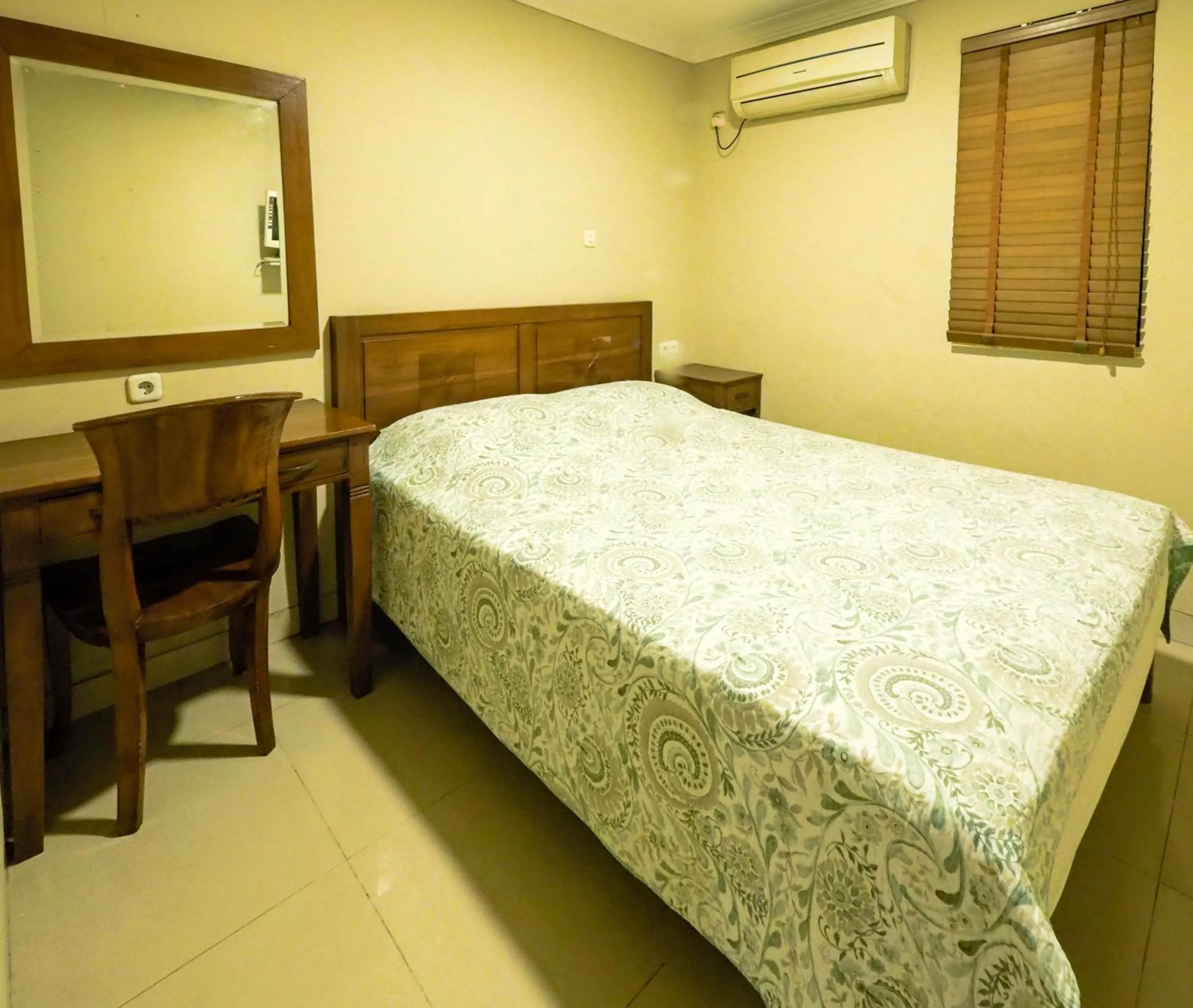 Bedroom, Bed in Rhiz Guest House Tebet
