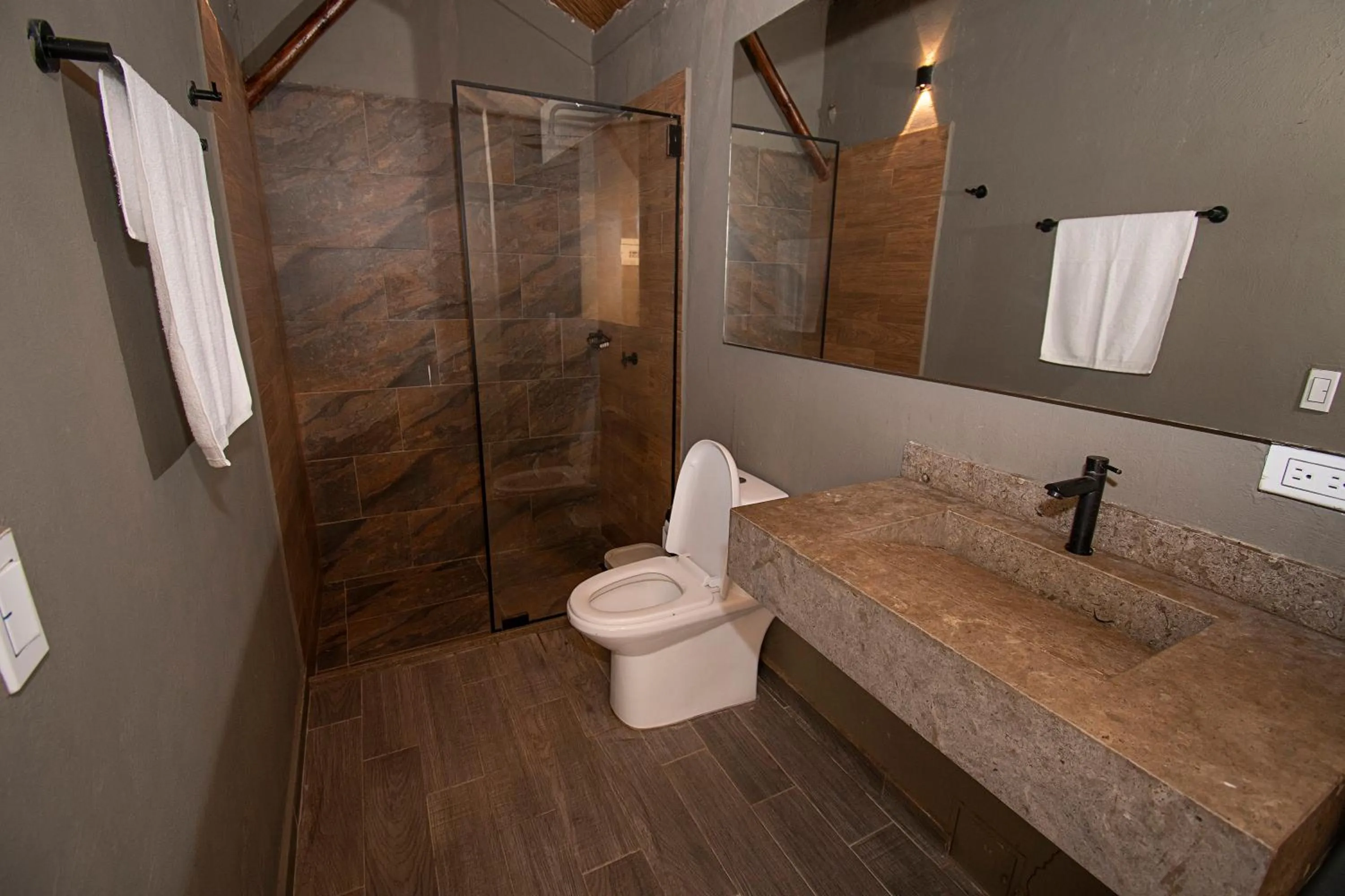 Bathroom in Santuario Beach Hostel