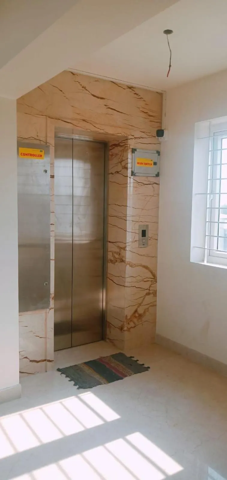 elevator in HOTEL VINTAGE CASTLE